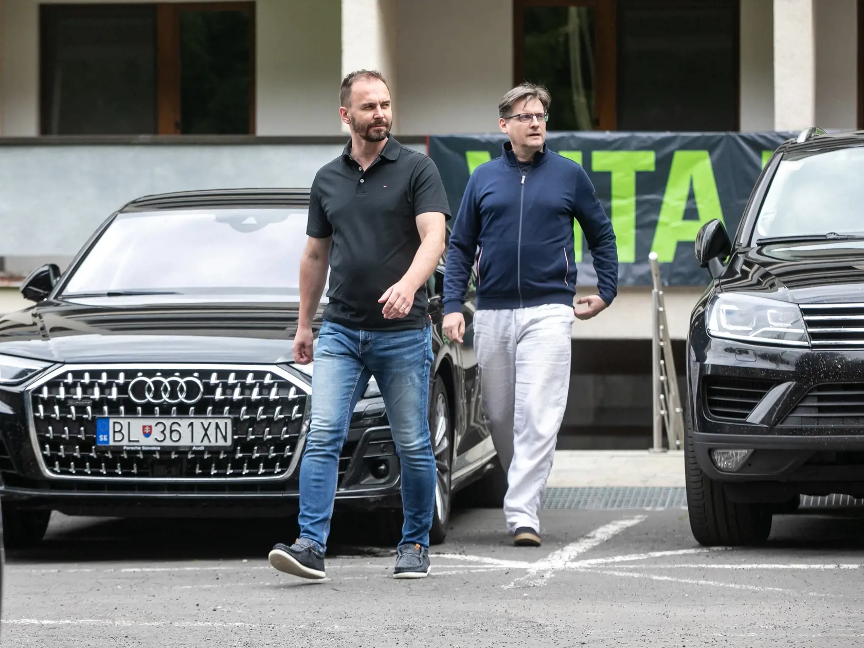 „Dôrazne sa ohradzujeme proti tvrdeniam či špekuláciám, že sme akýmkoľvek spôsobom od zamestnancov žiadali mlčanlivosť, či dokonca brali mobilné telefóny. Pobyt sme absolvovali za rovnakých podmienok ako ktorýkoľvek iný návštevník centra,“ reagoval na naše otázky mediálny tím OĽaNO.