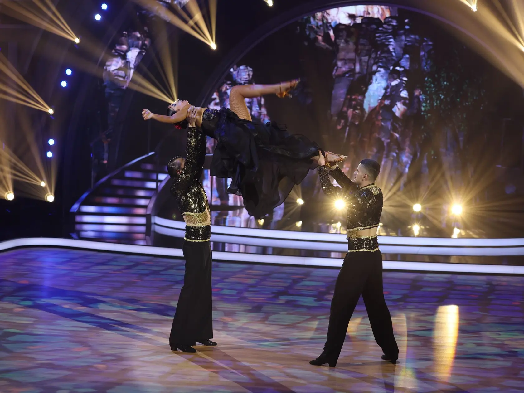 Deviate kolo Let's Dance. Na snímke Zuzana Porubjaková, Juraj Loj a Jaroslav Ihring.