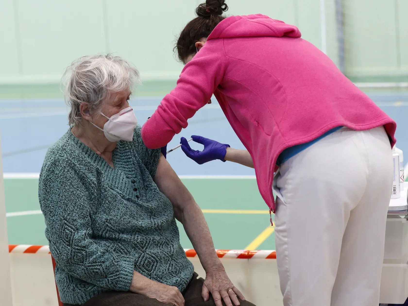 ŠÚKL ale upozorňuje, že zo štatistík netreba mať strach. „Všetky tri vakcíny spĺňajú prísne nároky na bezpečnosť a ani prijaté podozrenia na nežiaduce účinky ich bezpečnosť nespochybňujú," informuje hovorkyňa ústavu Magdaléna Jurkemíková.