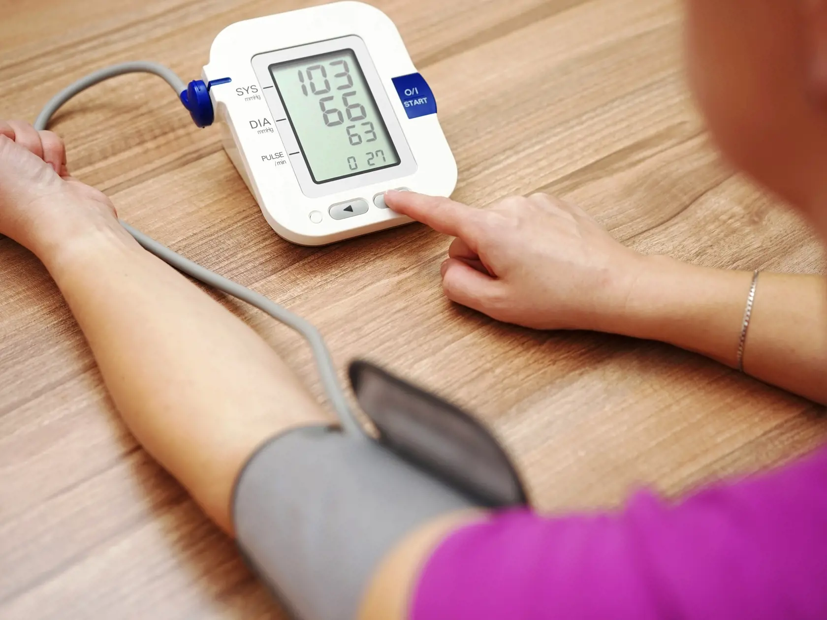 Kontrolujte hladinu cholesterolu a krvného tlaku: Pravidelné kontroly u lekára vám pomôžu sledovať tieto hodnoty a včas zasiahnuť, ak sú zvýšené.