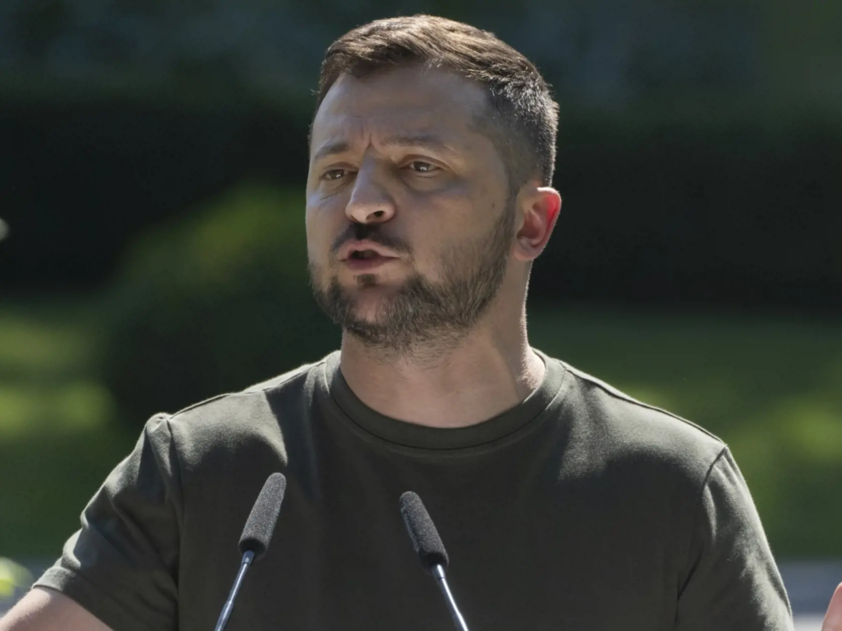 JB 18 Kyjev - Na archívnej snímke z 28. júla 2022 ukrajinský prezident Volodymyr Zelenskyj rozpráva počas tlačovej konferencie v Kyjeve. Zelenskyj v piatok 12. augusta znova vyzval štáty Európskej únie, aby zakázali vydávanie víz ruským občanom. Podľa jeho slov by tak mali zabrániť tomu, že sa EÚ stane "supermarketom" otvoreným pre všetkých s dostatkom financií na vstup. TASR správu prevzala od agentúry Reuters. Zelenskyj v pravidelnom večernom príhovore uviedol, že jeho návrh sa netýka Rusov, k
