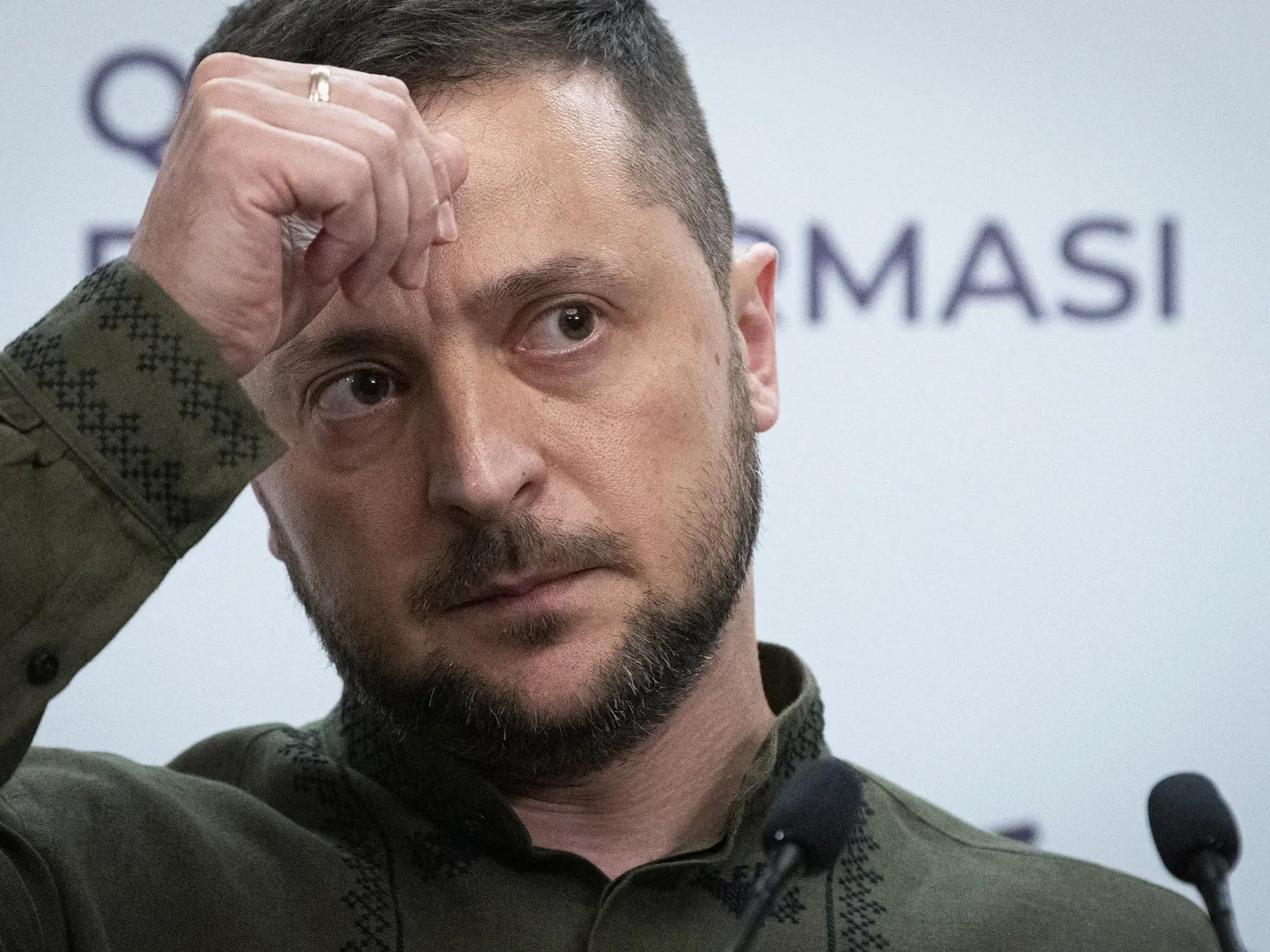 KK32 Kyjev - Na snímke ukrajinský prezident Volodymyr Zelenskyj počas tlačovej konferencie po  summite tzv. krymskej platformy 23. augusta 2022 v Kyjeve. Ukrajinský prezident Volodymyr Zelenskyj v utorok v príhovore na summite tzv. krymskej platformy prisľúbil, že prinesie "slobodu Ukrajine aj občanom na Kryme".  V online príhovore, ktorým ukrajinský líder otvoril utorkový virtuálny summit, prisľúbil, že Kyjev jedného dňa obnoví ukrajinskú vládu nad Krymským polostrovom, ktorý v roku 2014 anekto