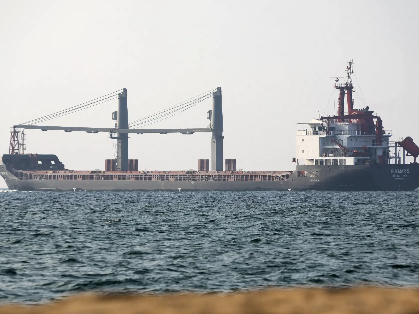 JB 17 Odesa - Nákladná loď Fulmar S s nákladom  12 000 ton kukurice odchádza z prístavu v ukrajinskom meste Odesa 13. augusta 2022.  Ďalšie dve lode s obilninami vyplávali v sobotu z ukrajinského prístavu v Odese. Prvé zásielky pšenice by mali z ukrajinských čiernomorských prístavov vyplávať už na budúci týždeň. Uviedol to v stredu Frederick Kenney, dočasný koordinátor OSN v centre v Istanbule, ktoré bolo zriadené v súlade s dohodou o odblokovaní ukrajinských prístavov a obnovení vývozu obilia. 