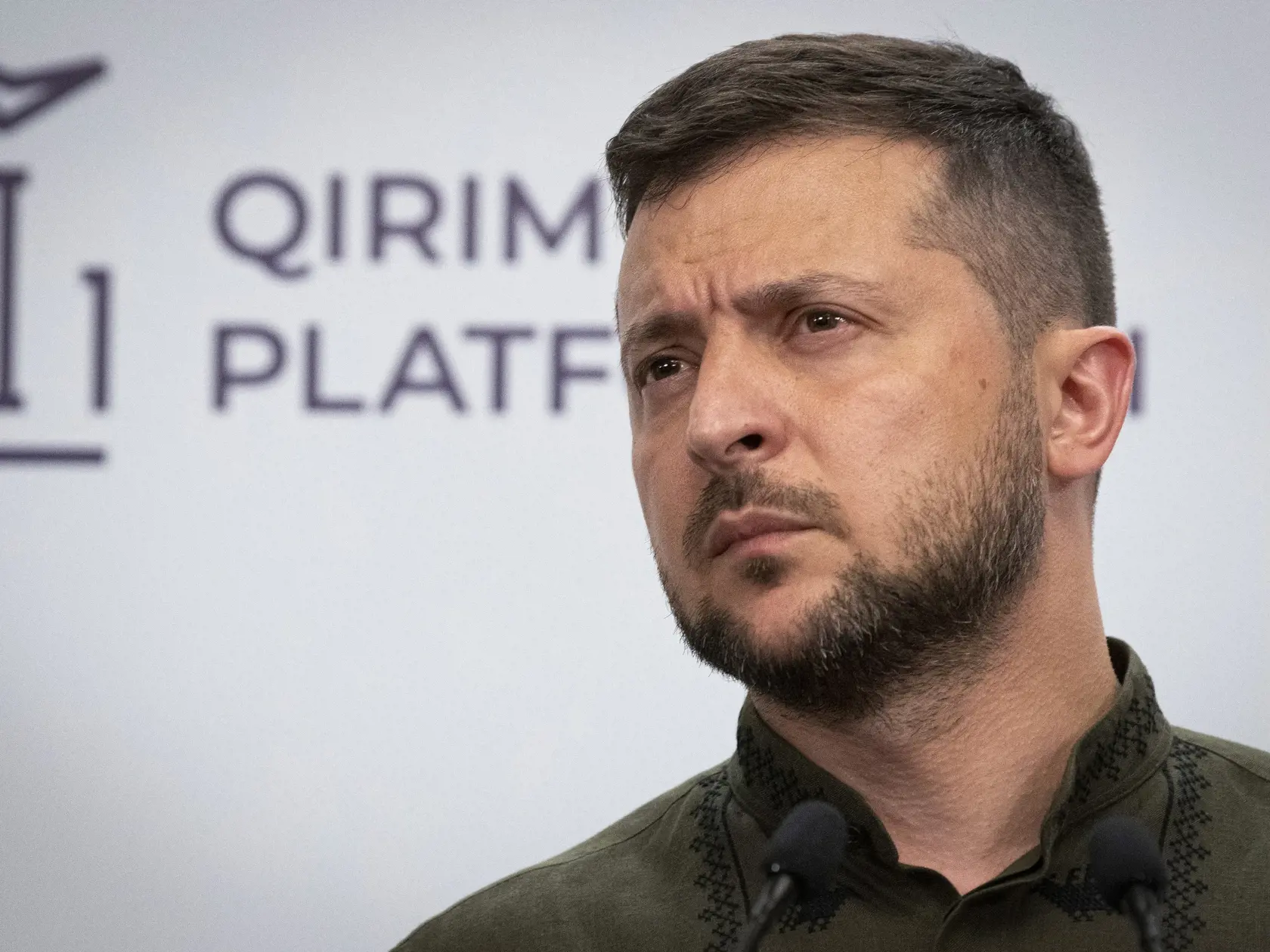 KK31 Kyjev - Na snímke ukrajinský prezident Volodymyr Zelenskyj počas tlačovej konferencie po  summite tzv. krymskej platformy 23. augusta 2022 v Kyjeve. Ukrajinský prezident Volodymyr Zelenskyj v utorok v príhovore na summite tzv. krymskej platformy prisľúbil, že prinesie "slobodu Ukrajine aj občanom na Kryme".  V online príhovore, ktorým ukrajinský líder otvoril utorkový virtuálny summit, prisľúbil, že Kyjev jedného dňa obnoví ukrajinskú vládu nad Krymským polostrovom, ktorý v roku 2014 anekto