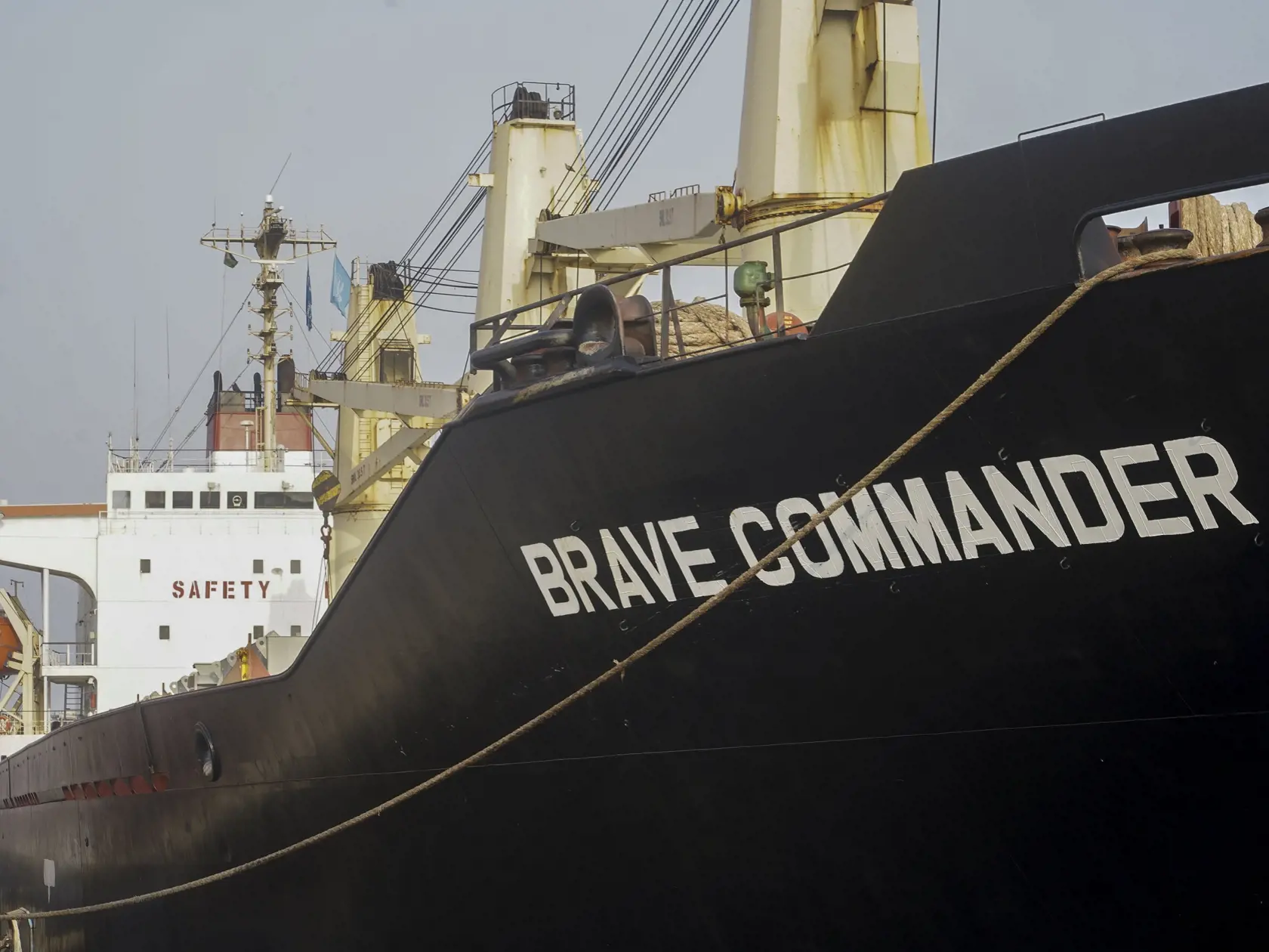 WA 30 Džibuti - Loď MV Brave Commander, ktorá prepravila obilie z ukrajinského čiernomorského prístavu Pivdennyj do prístavného mesta Džibuti v utorok 30. augusta 2022. Ide o prvú loď prenajatú Svetovým potravinovým programom OSN (WFP), ktorá opustila Ukrajinu od začiatku ruskej invázie z februára tohto roku. Preprava obilia vypestovaného na Ukrajine, ktorá je spolu s Ruskom najväčším vývozcom obilnín na svete, je možná na základe dohody uzavretej v júli Kyjevom a Moskvou za sprostredkovania Tur