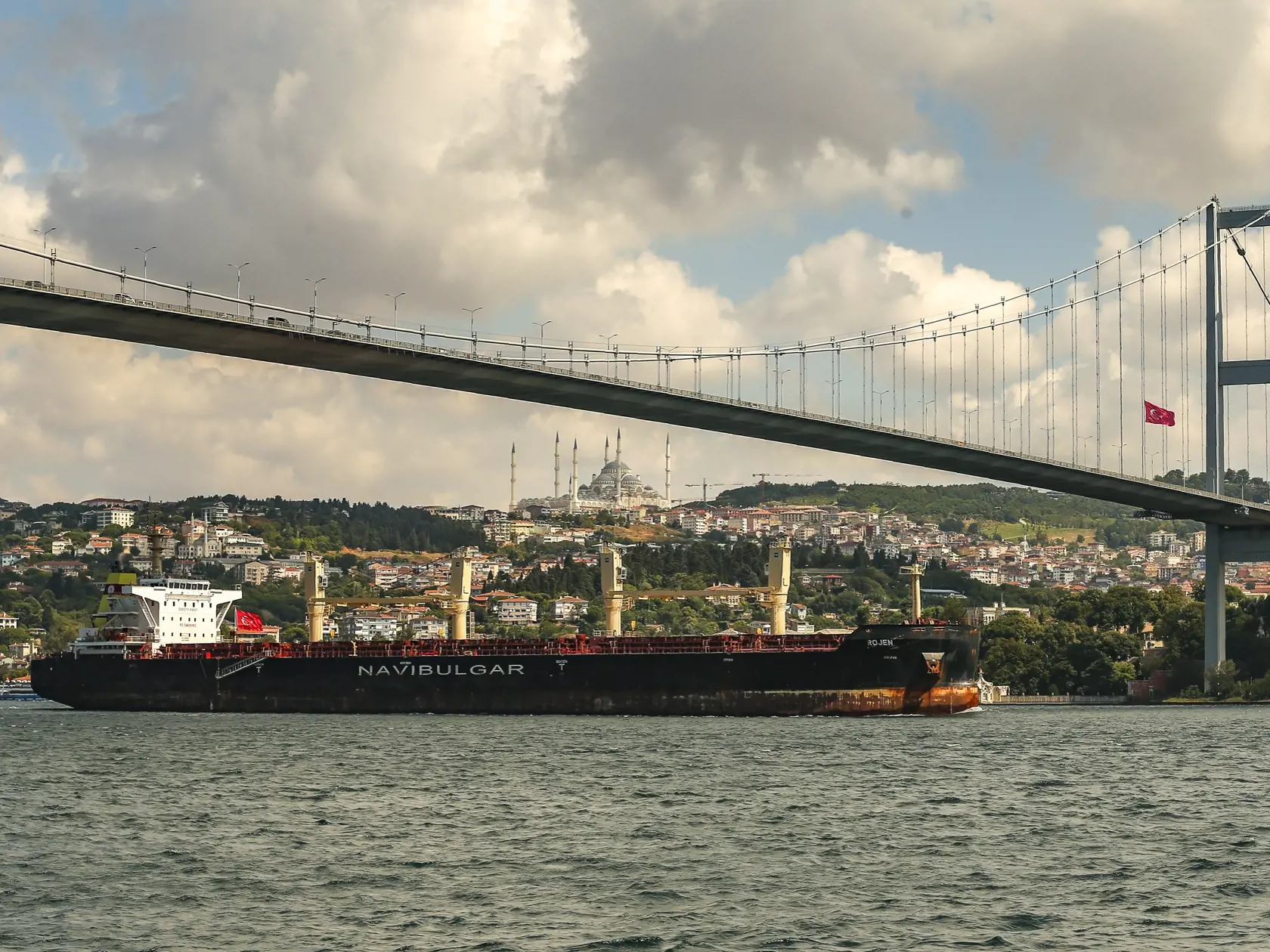 PK 72 Istanbul - Nákladná loď Rojen sa plaví cez Bosporský prieliv v Istanbule 7. augusta 2022. Z ukrajinských prístavov v Čiernom mori vyplávali v nedeľu na základe dohody o ich odblokovaní štyri lode s nákladom obilia a iných poľnohospodárskych produktov. Lode Mustafa Necati, Star Helena, Glory a Riva Wind vezú takmer 170.000 ton nákladu. FOTO TASR/AP

The cargo ship Rojen, crosses the Bosphorus Strait in Istanbul, Turkey Sunday, Aug. 7, 2022. Four more ships carrying agricultural cargo held u