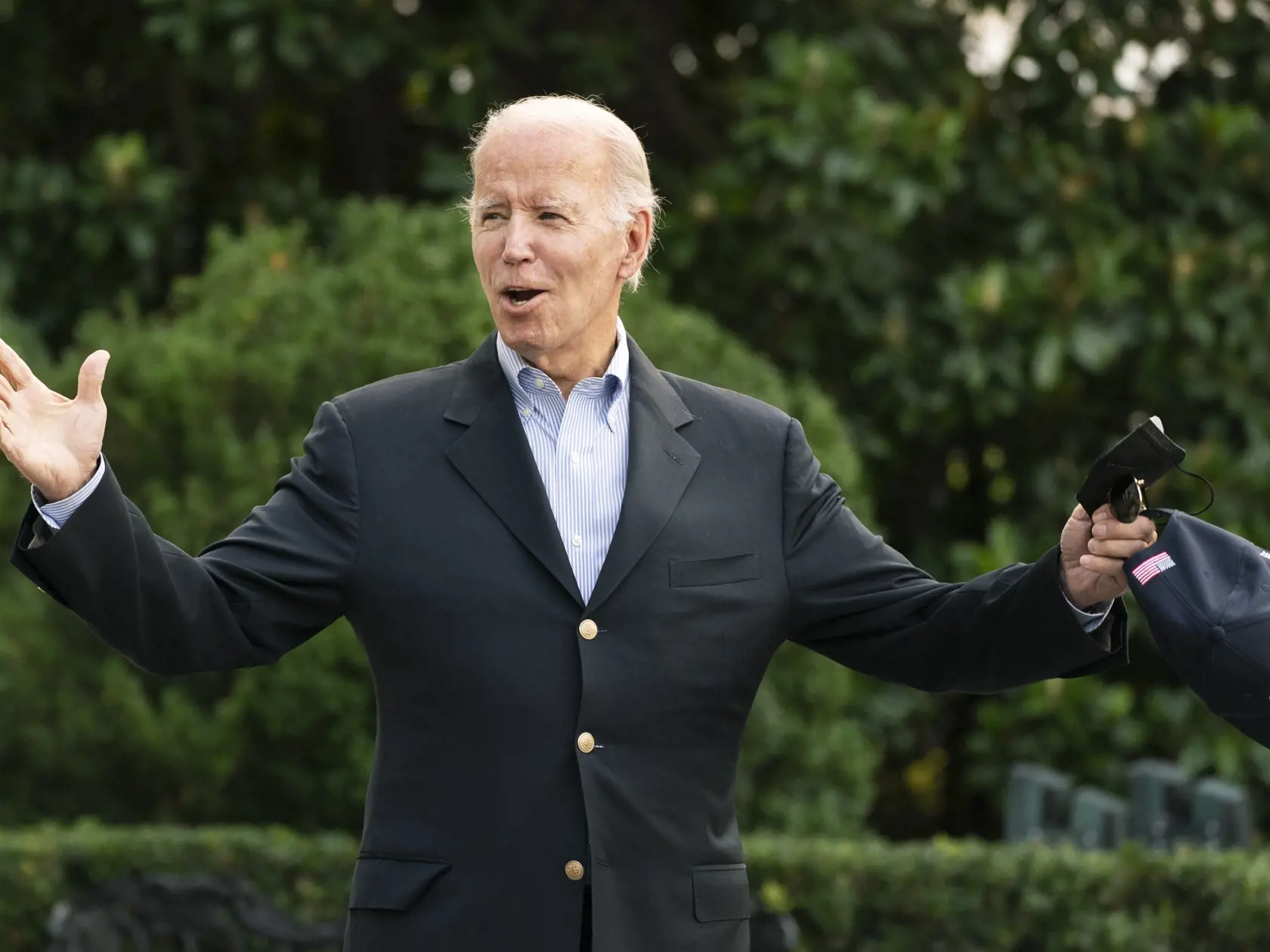 PK 61 Washington - Americký prezident Joe Biden reaguje na otázky novinárov pred odchod z Bieleho domu do dovolenkového sídla v štáte Delaware vo Washingtone 7. augusta 2022. Biden ukončil v nedeľu izoláciu po tom, ako mal v priebehu dvoch dní už druhý negatívny výsledok testu na koronavírus. Biden následne opustil Biely dom, a to po prvý raz od 20. júla. FOTO TASR/AP

President Joe Biden responds to reporters questions as he walks to board Marine One on the South Lawn of the White House in Wash