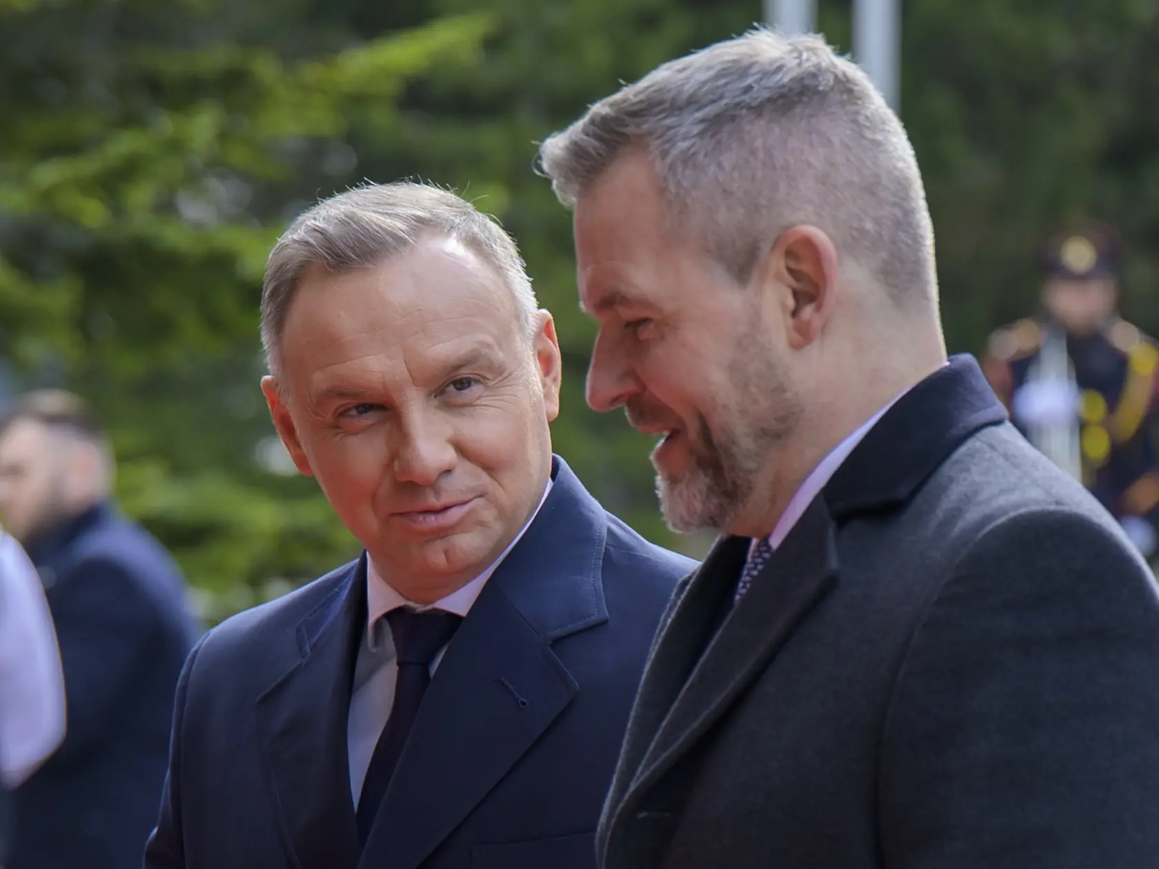 Na snímke sprava slovenský prezident Peter Pellegrini víta poľského prezidenta Andrzeja Dudu počas jeho rozlúčkovej návštevy na Slovensku na Štrbskom Plese v utorok 1. apríla 2025. FOTO TASR - Veronika Mihaliková
