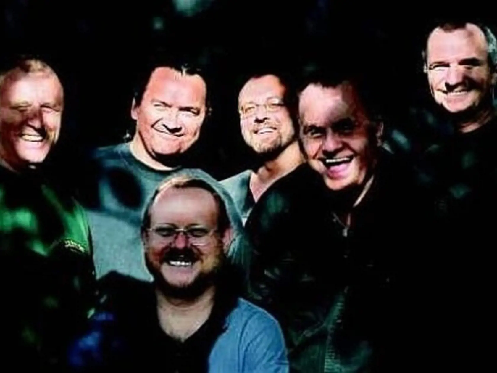Kapela na fotografii z roku 2012. Koho by ste na nej spoznali? Henry je na zábere v hornom rade tretí zľava.