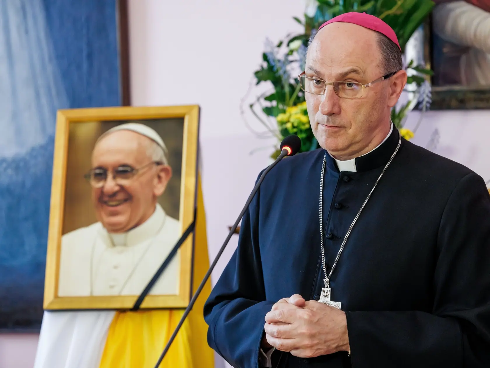 Primas poľskej katolíckej cirkvi a arcibiskup Hnezdna Wojciech Polak vyjadril hlbokú vďačnosť za pontifikát pápeža Františka na tlačovej konferencii v meste Hnezdno v pondelok 21. apríla 2025. Pápež František zomrel vo veku 88 rokov na Veľkonočný pondelok 21. apríla 2025. Hlavou katolíckej cirkvi bol od roku 2013. FOTO TASR/PAP