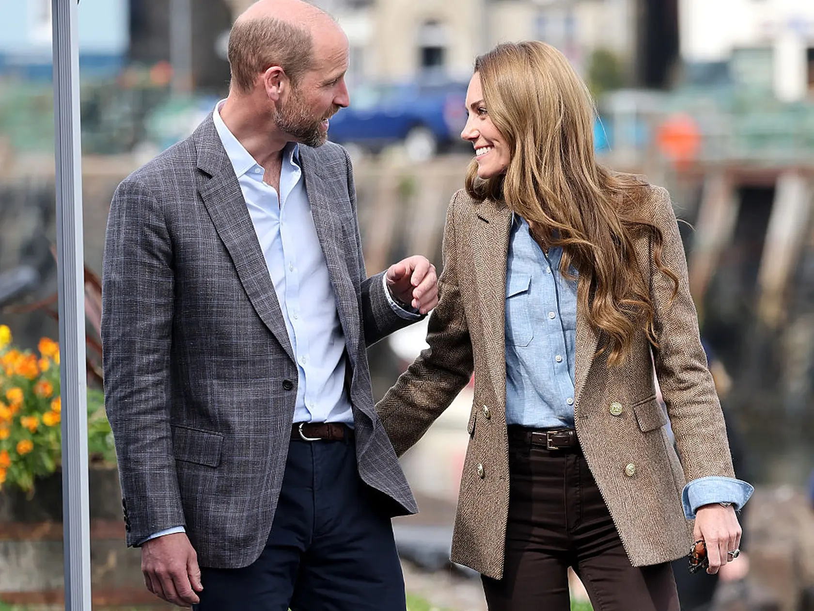 Princ William a princezná Kate sa vrátili na výročie svadby do Škótska, kde sa pred vyše 20 rokmi stretli ako študenti. Opäť to medzi nimi zaiskrilo. Kate neváhala Williama potľapkať aj po zadku. 