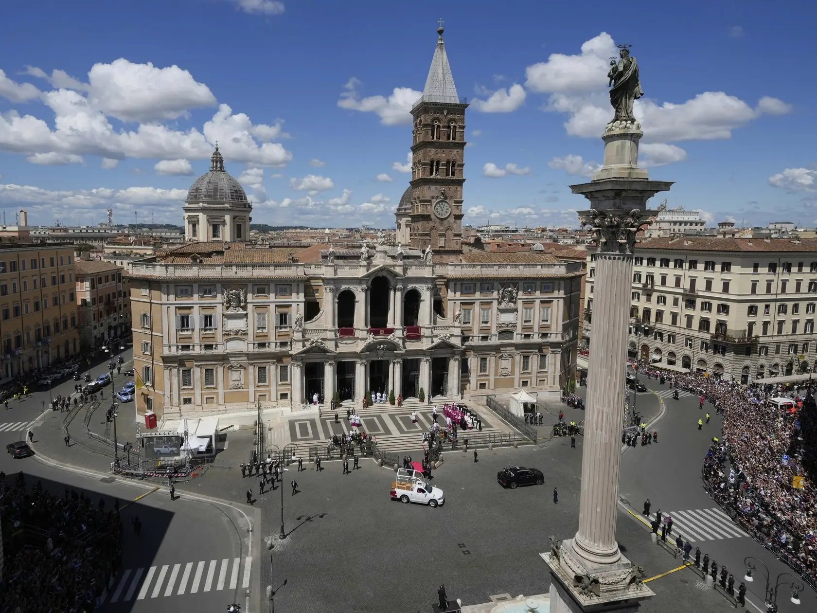 Rakva s telesnými pozostatkami zosnulého pápeža Františka prichádza v papamobile pred Baziliku Panny Márie Väčšej (Santa Maria Maggiore) na konci pohrebného sprievodu, kde pápeža pochovajú. Rakvu s telom zosnulého pápeža Františka v neverejnom obrade uložili v jeho obľúbenej Bazilike Panny Márie Väčšej.