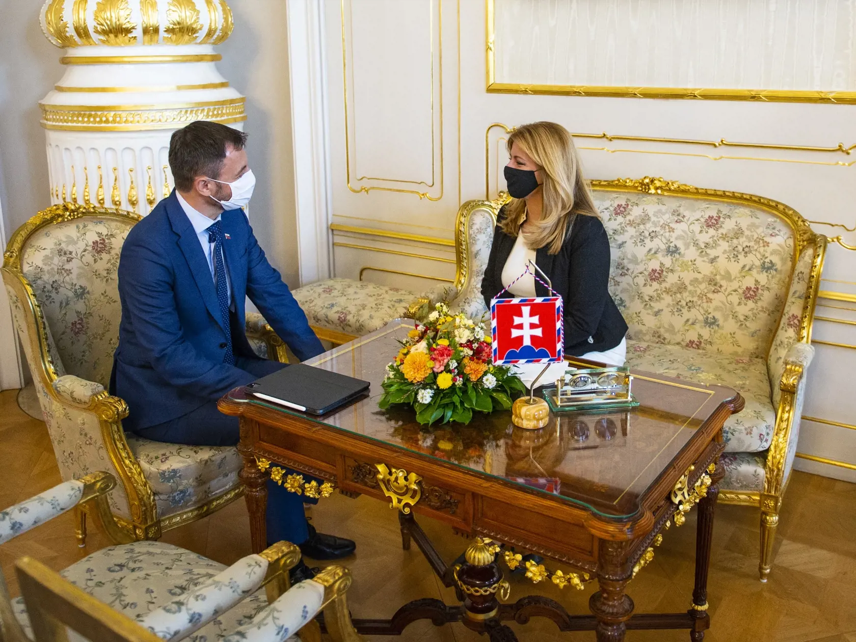 Na snímke minister financií SR Eduard Heger (OĽaNO) a prezidentka SR Zuzana Čaputová.