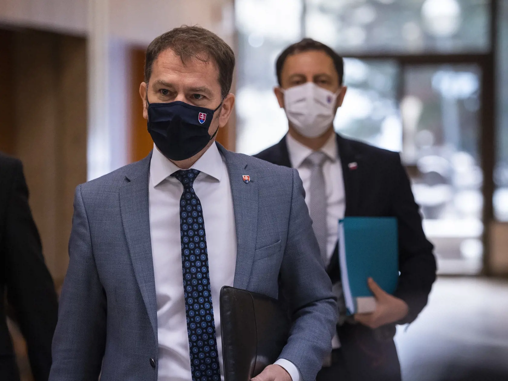 Podľa odborníkov mže Hegerovi uškodiť jeho blízky vzťah s premiérom Igorom Matovičom.