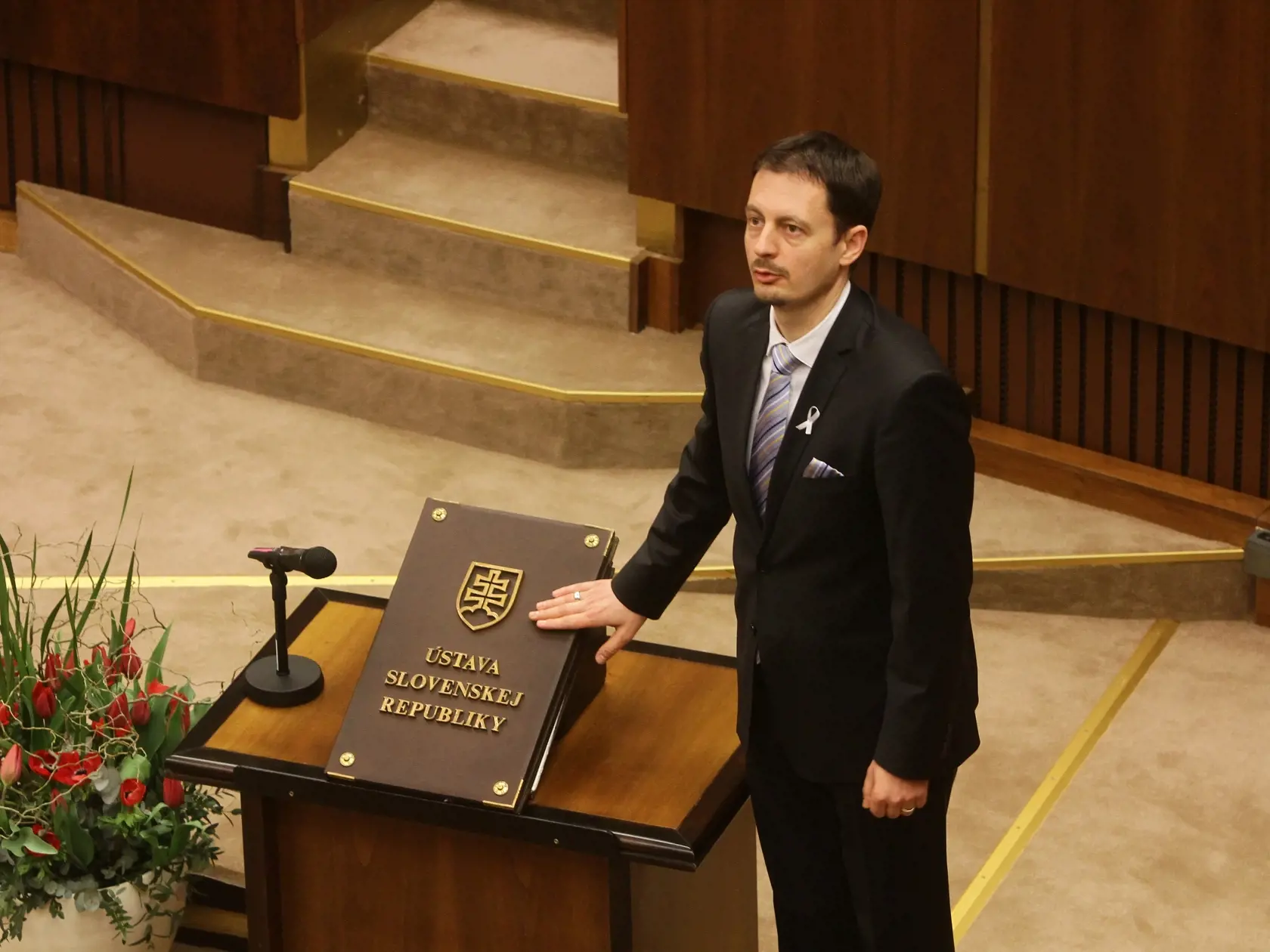 O ministrovi financií Eduardovi Hegerovi sa hovorí ako o novom možnom premiérovi. Pozreli sme sa na jeho plusy a mínusy.