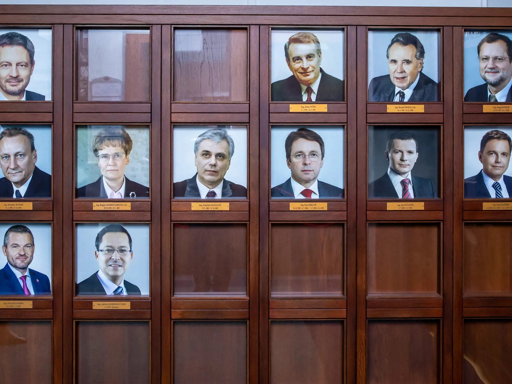 Na snímke je súčasný a bývalí ministeri financií Slovenskej republiky. 