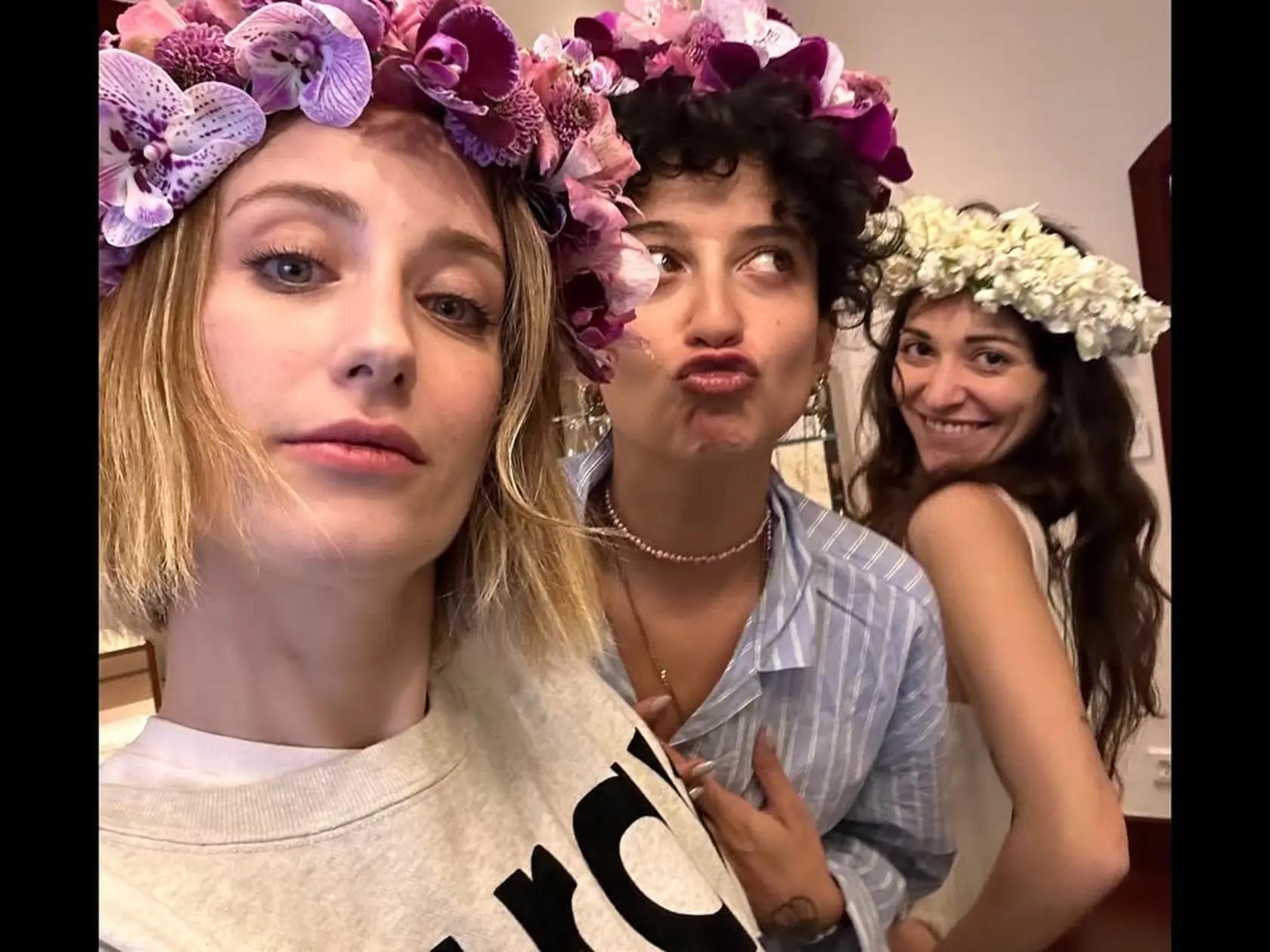 Hazal, ktorá si zahrala ja Ferihu či Zakázaná láska, dnes hrá v seriáli Príbeh našej rodiny Feliz a medzitým sa stala mamou dvoch detí s krátkymi blond vlasmi.