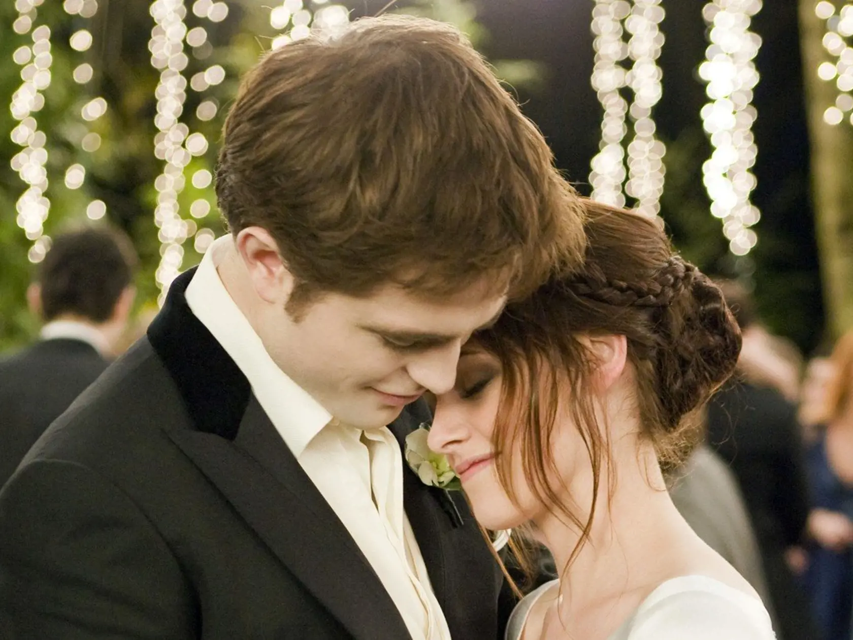 Postava Belly Swan z filmu Twillight, ktorú si zahrala Kristen Stewart, bola ponúknutá aj Emmy Rossum či Frances Bean Cobain, no ony bez debaty odmietli. Ako dôvod uviedli nezáujem o postavu, a dokonca aj zlý scenár, ktorým by len pošpinili svoje meno. Ide o veľmi podobný prípad ako pri filme 50 odtieňov sivej, ktorý herci radovo odmietali kvôli knižnej predlohe. 