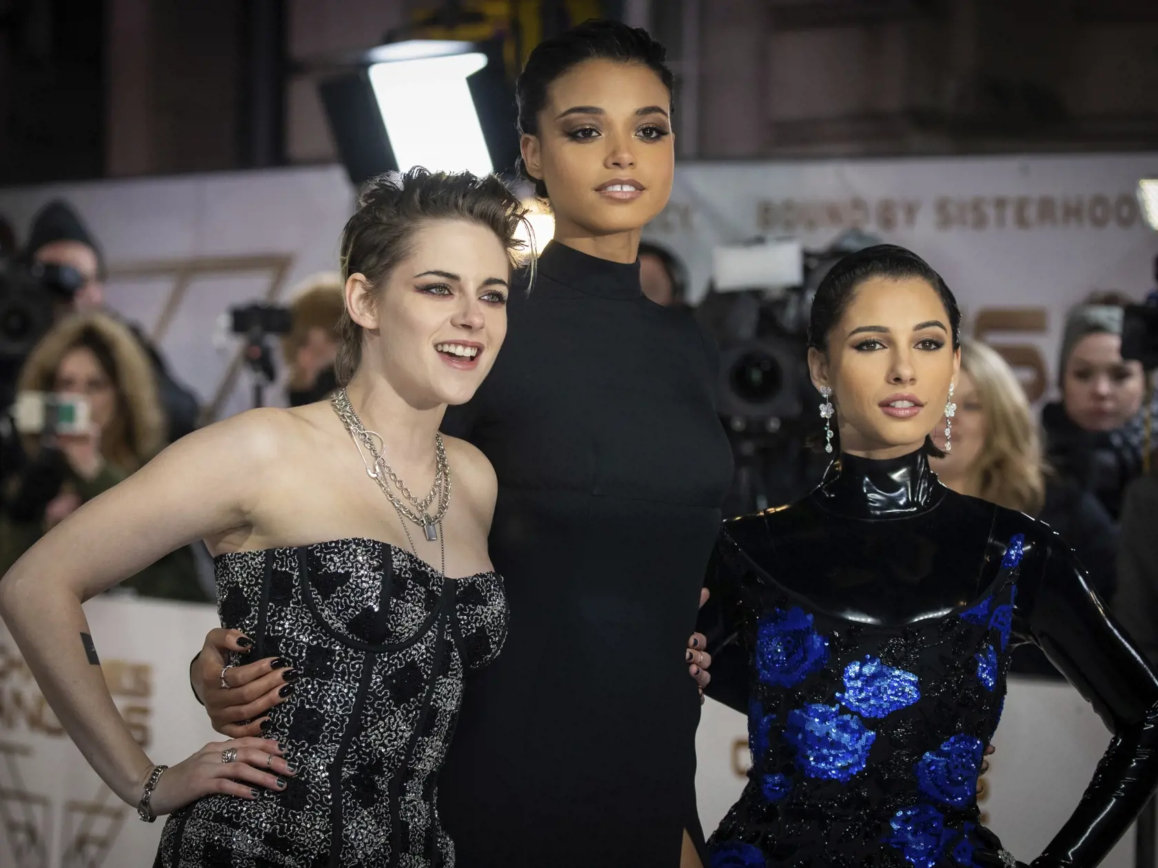KK20 Londýn - Zľava herečky Kristen Stewartová, Ella Balinska a Naomi Scottová pózujú počas príchodu na premiéru filmu Charlieho anjeli 20. novembra 2019 v Londýne. FOTO TASR/AP
Actress Kristen Stewart, from left, actresses Ella Balinska and Naomi Scott pose for photographers upon arrival at the premiere of the film 'Charlie's Angels' in London, Wednesday, Nov. 20, 2019. (Photo by Vianney Le Caer/Invision/AP)