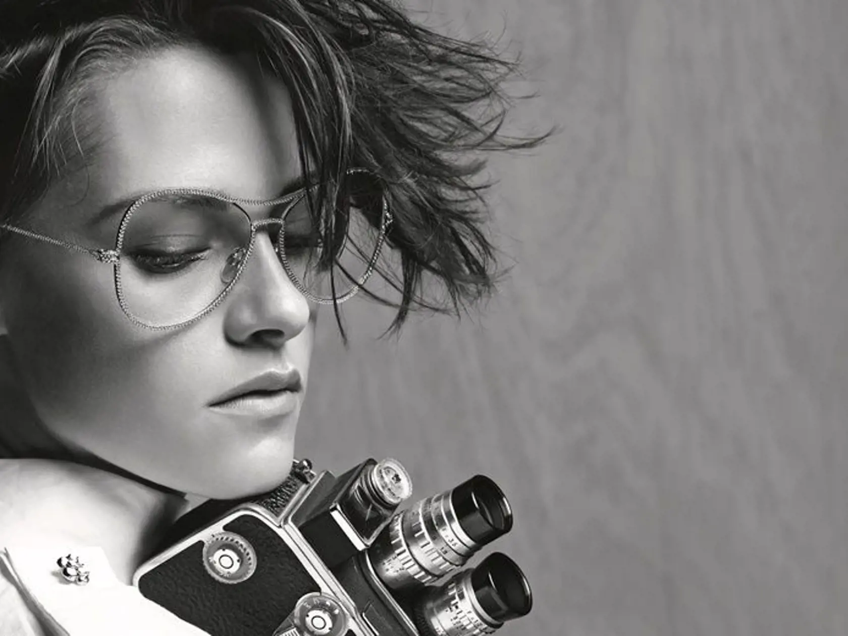 Kristen Stewart v role módnej fotografky a dokonalé Chanel okuliare!