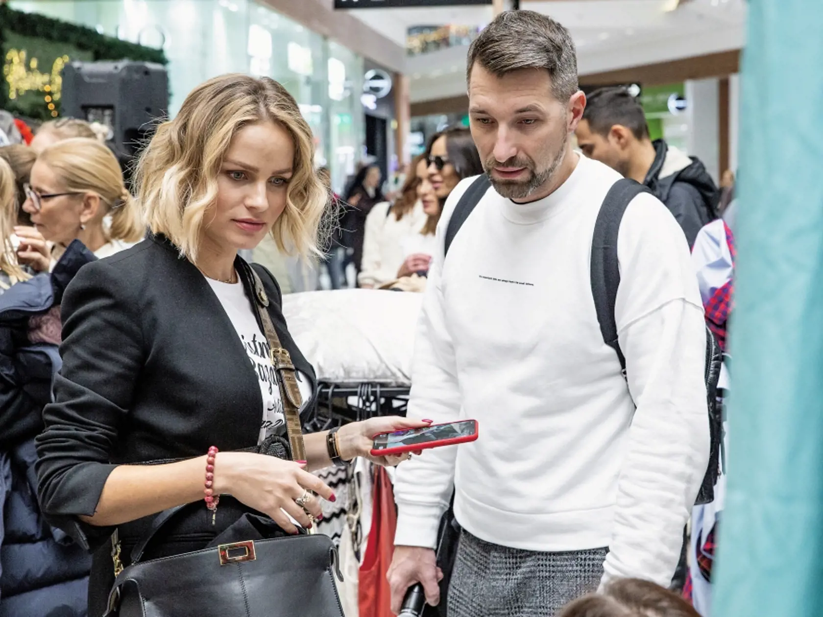 Na bazári sa ukázali aj moderátor Bruno Ciberej (41) a moderátorka Lenka Šóošová (43).