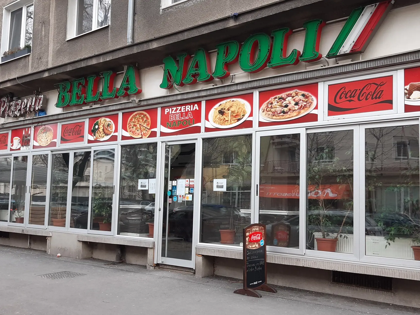 Pizzeria funguje cez okienko, na objednávku a rozváža aj menučka.