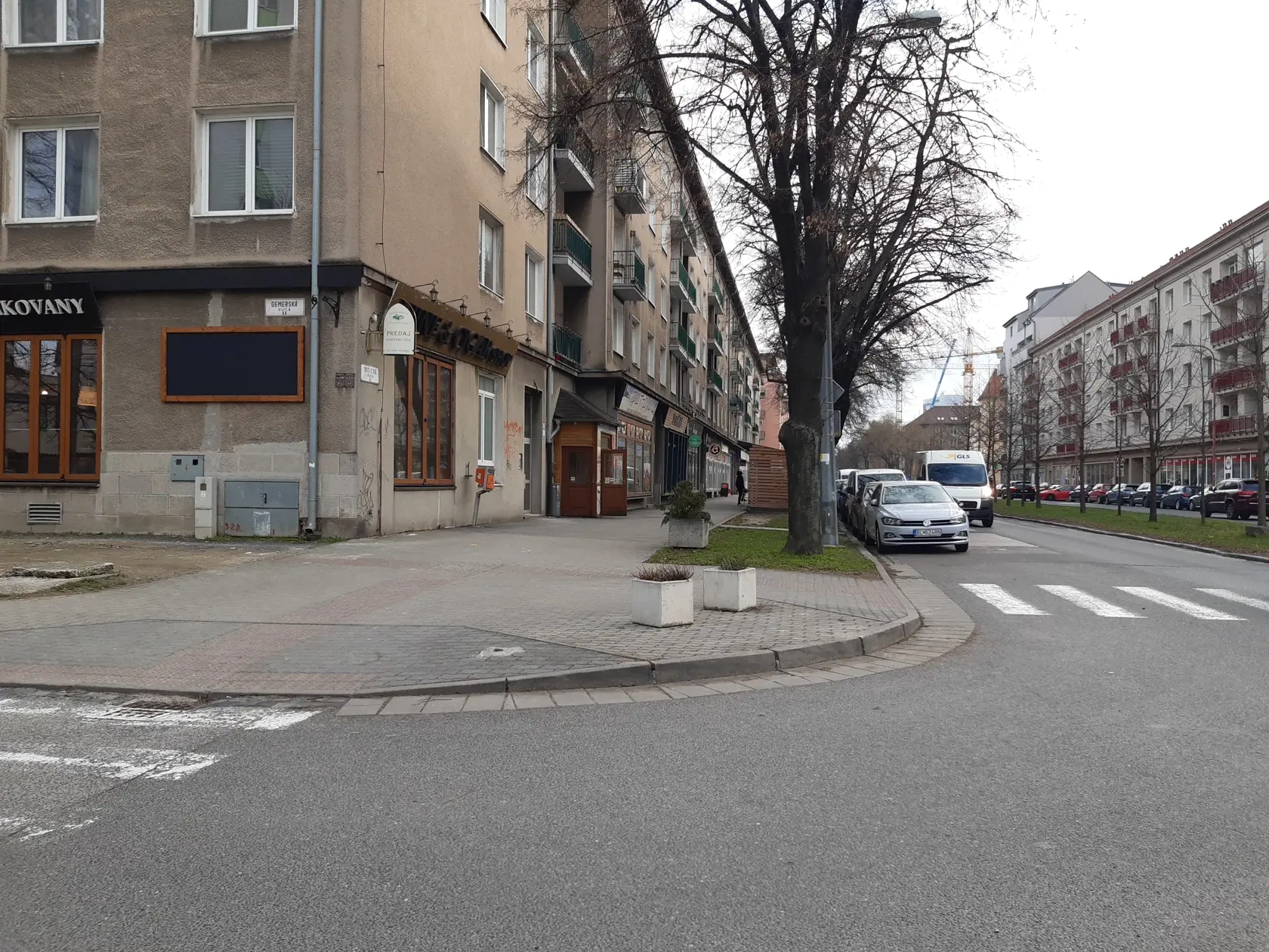 Košická ulica v Bratislave, kde to vždy žilo, je teraz poloprázdna.