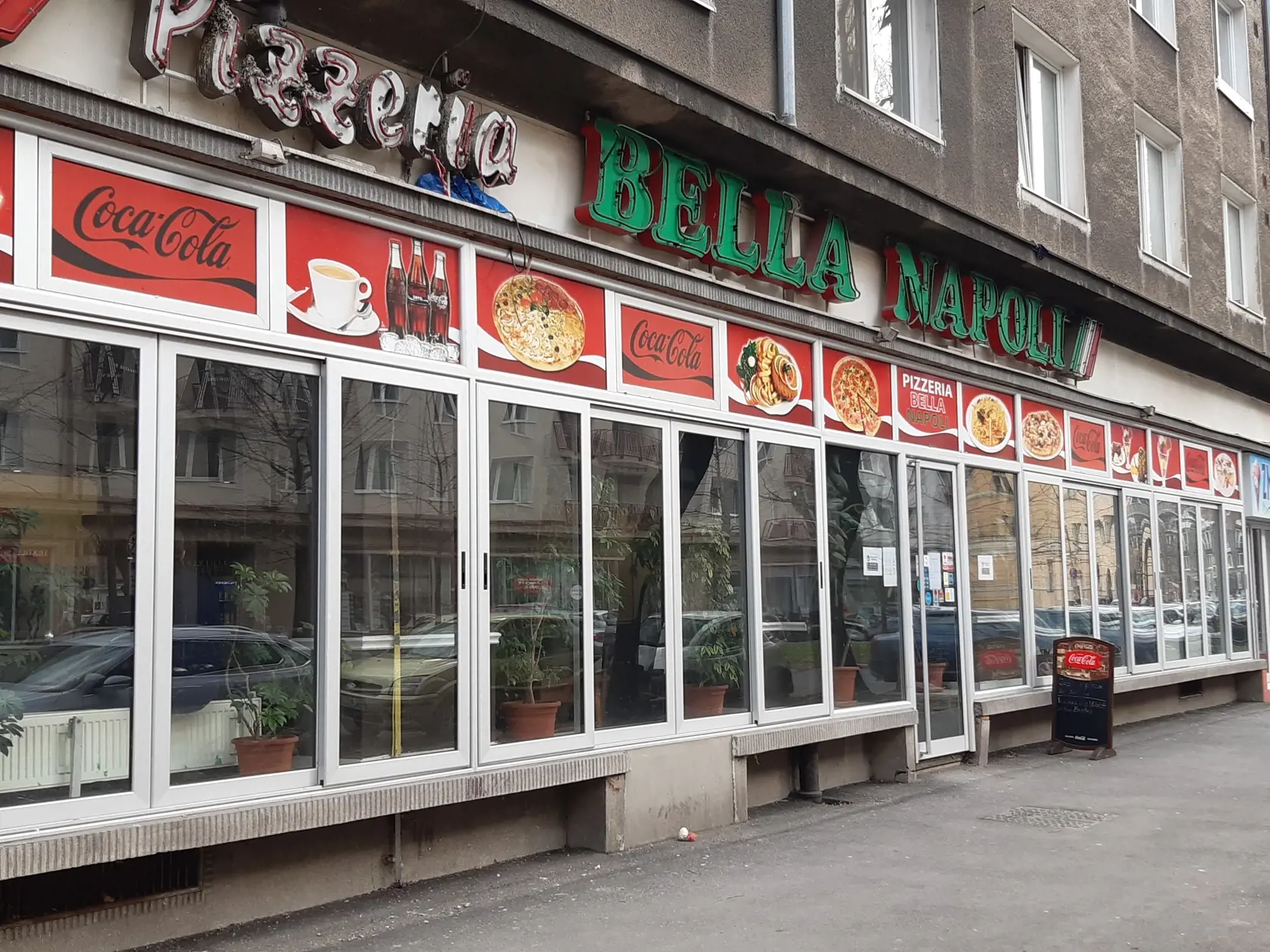 Pizzeria funguje cez okienko, na objednávku a rozváža aj menučka.