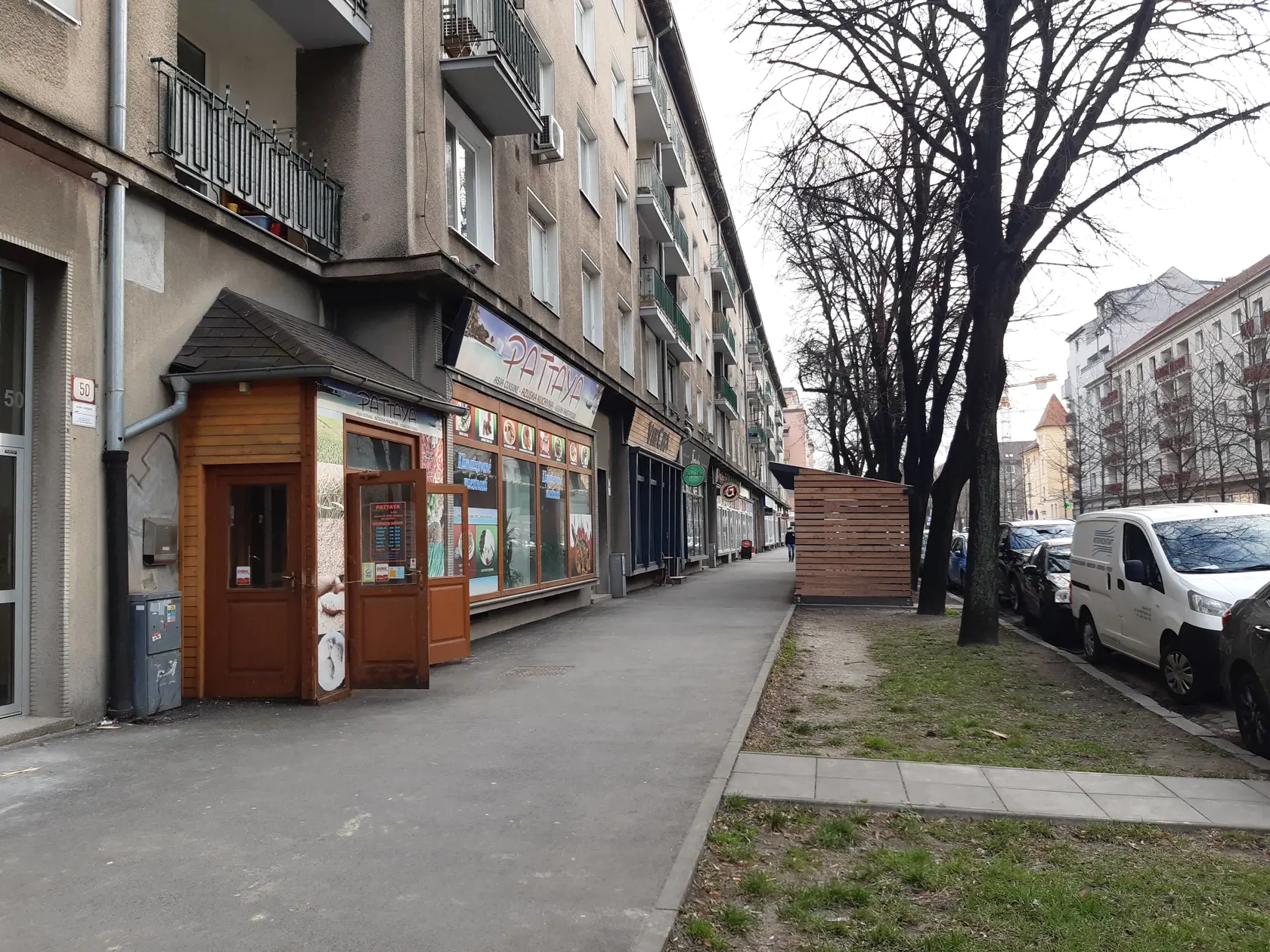 Košická ulica v Bratislave, kde to vždy žilo, je teraz poloprázdna.