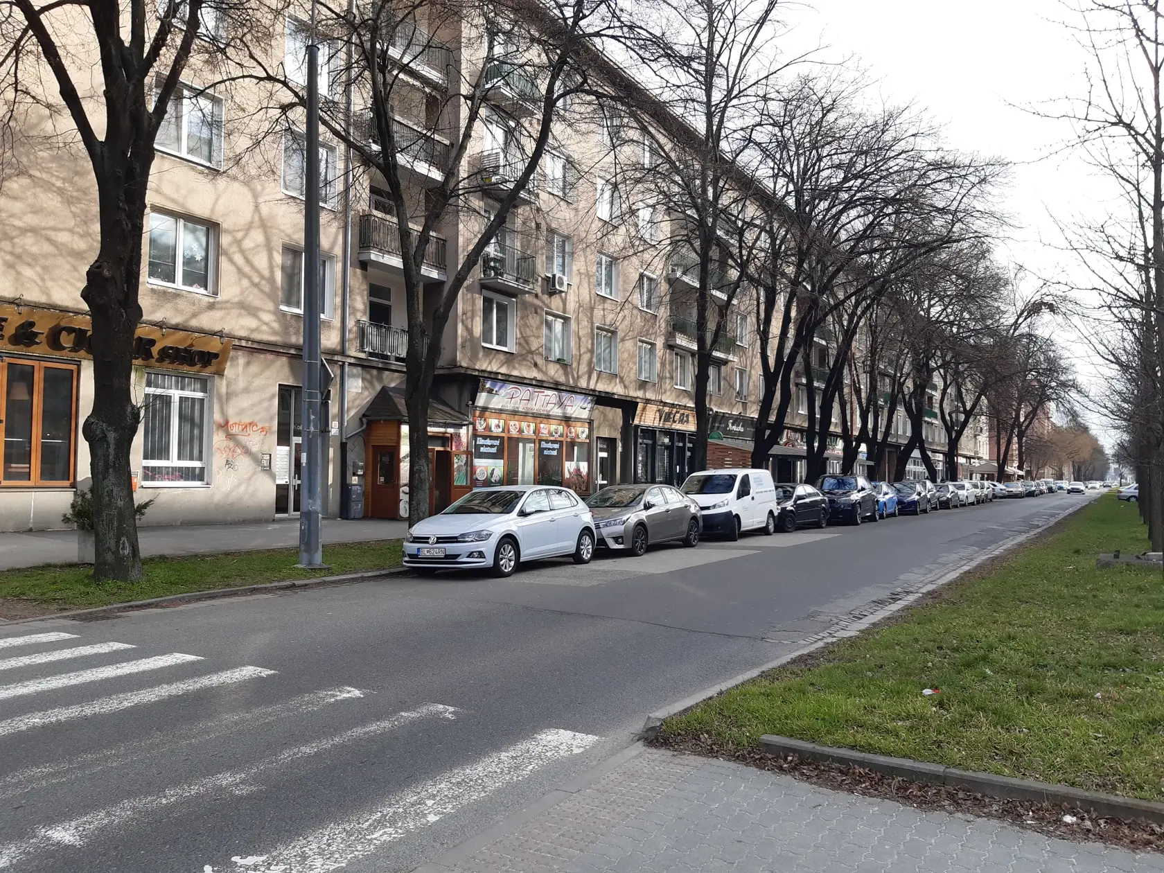 Košická ulica v Bratislave, kde to vždy žilo, je teraz poloprázdna.
