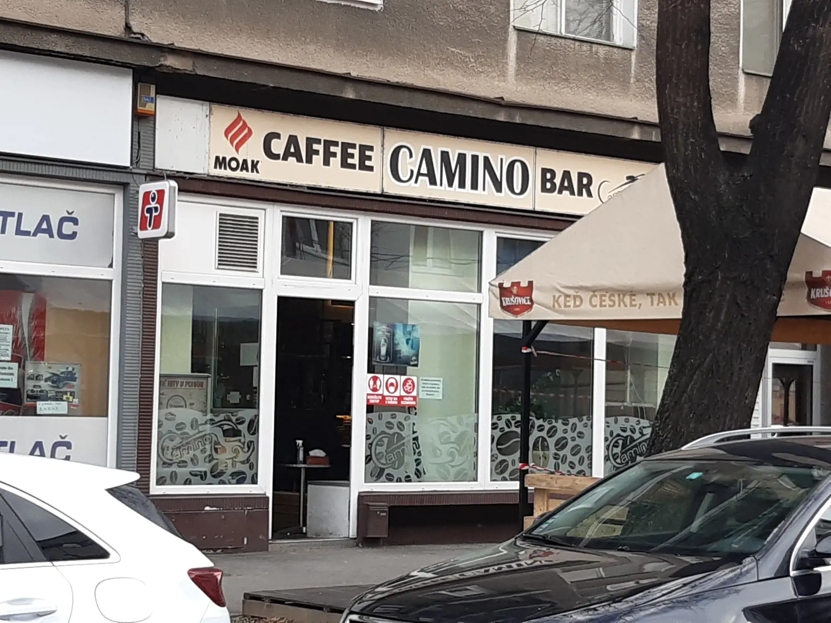 Caffe bar Camino drží nad vodou káva a pivo.