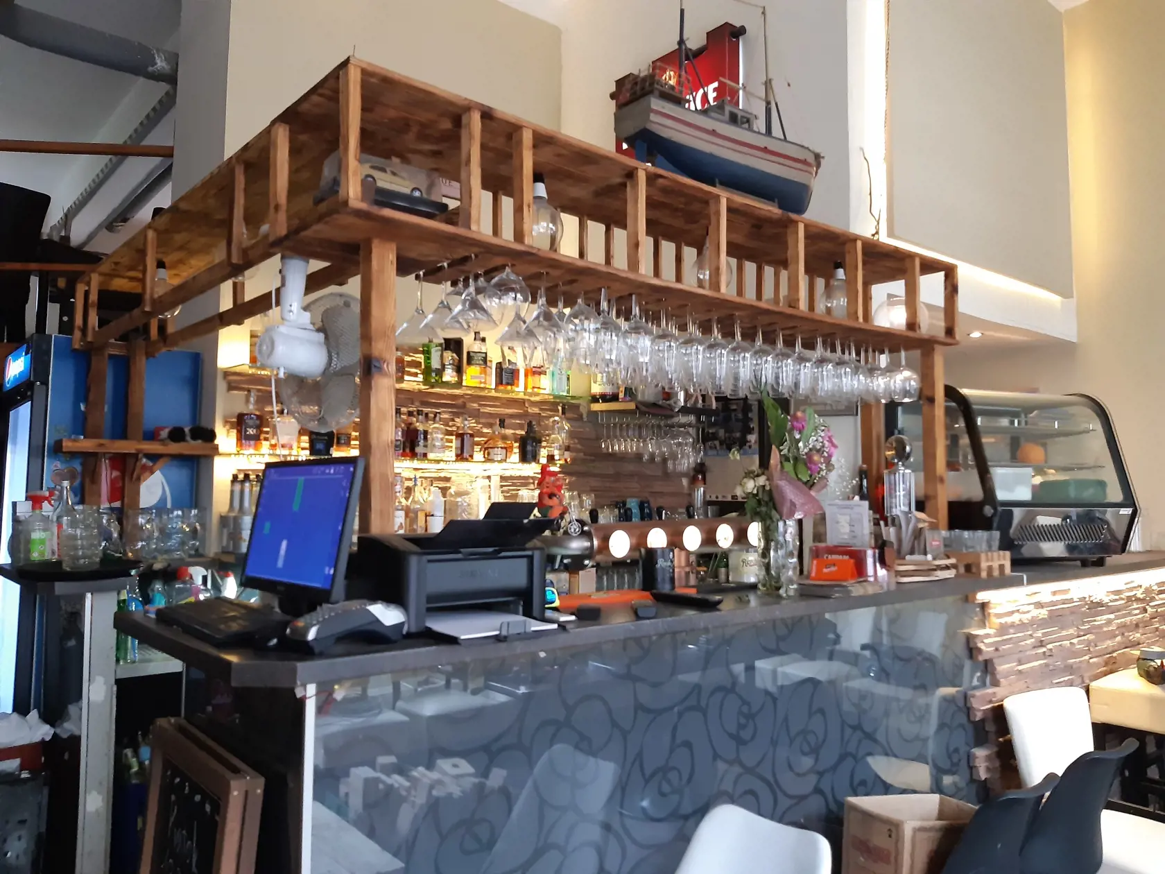 Camino caffee bar drží nad vodou káva a pivo cez okienko.