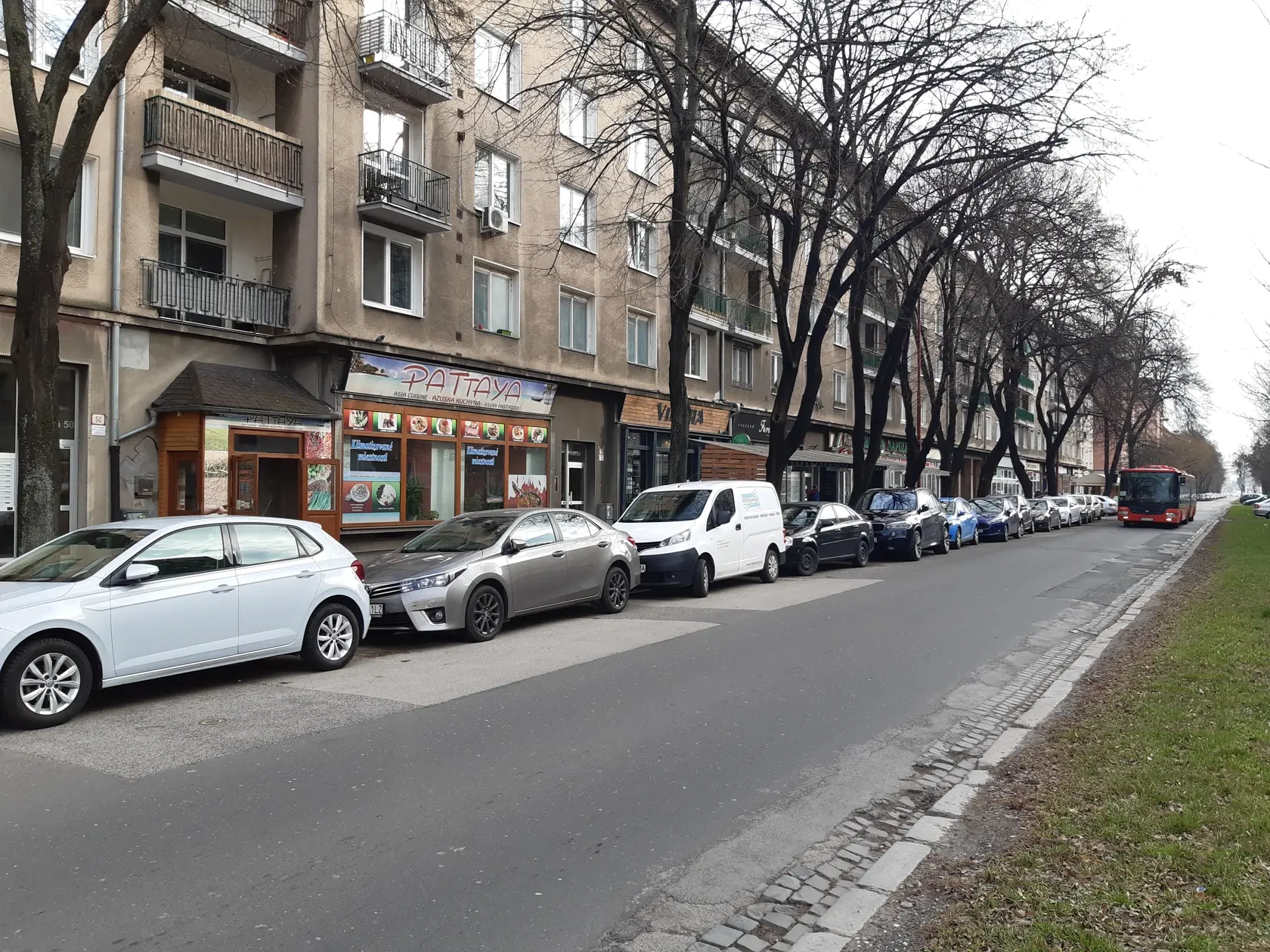 Košická ulica v Bratislave, kde to vždy žilo, je teraz poloprázdna.