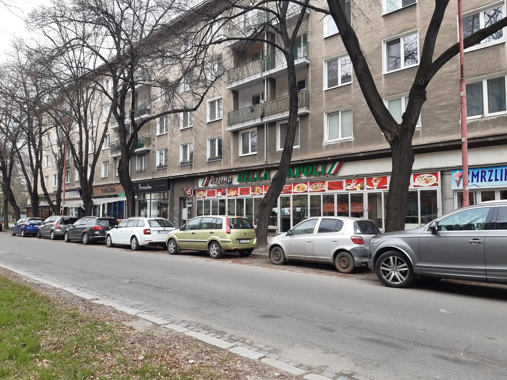 Pizzeria funguje cez okienko, na objednávku a rozváža aj menučka.