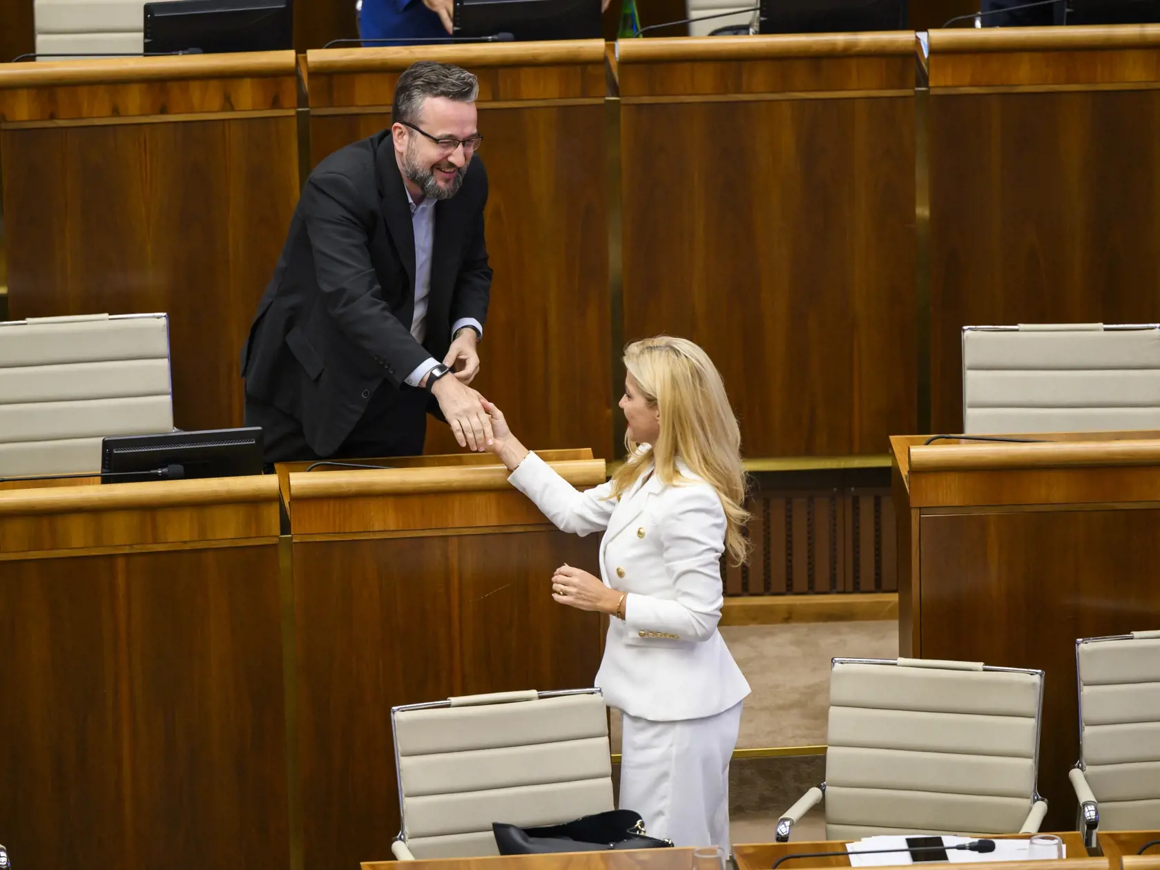 Na snímke ministerka kultúry Martina Šimkovičová (nominantka SNS) a podpredseda Národnej rady (NR) SR Ľuboš Blaha (SMER-SD) si podávajú ruky po schválení zákona o STVR na 15. schôdzi parlamentu v Bratislave vo štvrtok 20. júna 2024. Rozhlas a televízia Slovenska (RTVS) sa zmení na Slovenskú televíziu a rozhlas (STVR). Riaditeľa má voliť deväťčlenná rada so štyrmi nominantmi Ministerstva kultúry (MK) SR. Vyplýva to zo zákona o STVR, ktorý vo štvrtok schválili poslanci Národnej rady (NR) SR. Prija