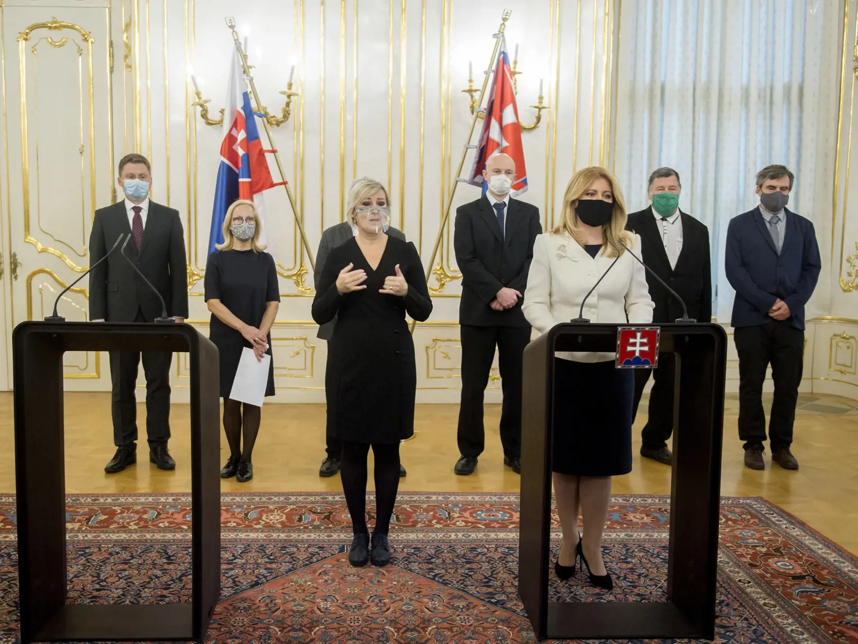 V Prezidentskom paláci sa uskutočnila tlačová konferencia prezidentky SR Zuzany Čaputovej po rokovaní s expertmi v súvislosti s aktuálnou  pandemickou situáciou a celoplošným testovaním. Na snímke prezidentka SR Zuzana Čaputová (uprostred), v pozadí sprava matematik z Katedry aplikovanej matematiky a štatistiky na Univerzite Komenského v Bratislave Richard Kollár, Vladimír Krčméry.