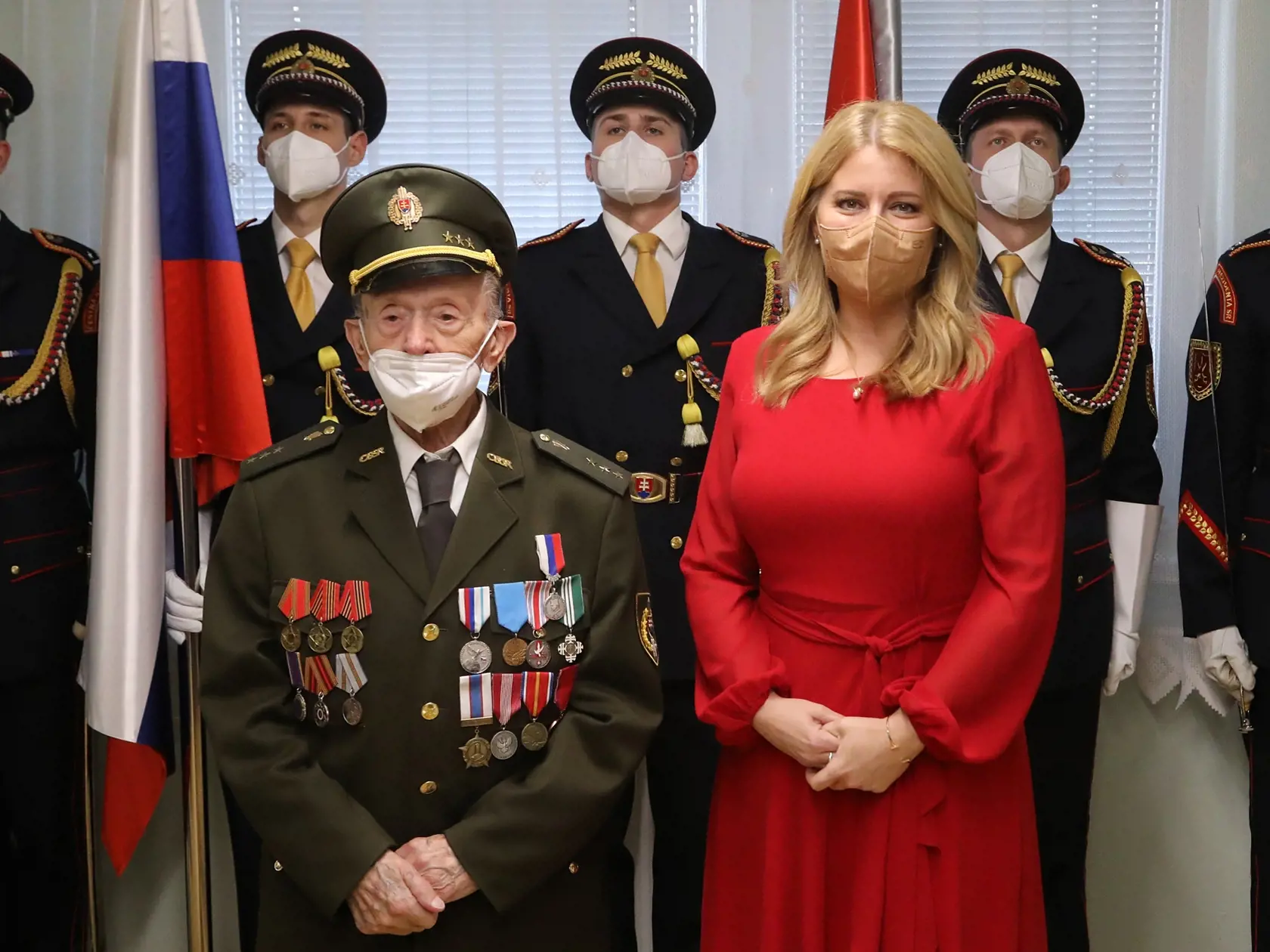 Na snímke vpravo prezidentka SR Zuzana Čaputová, vľavo kpt. v. v. Ing. Štefan Šteflovič v Trenčíne 12. novembra 2021.