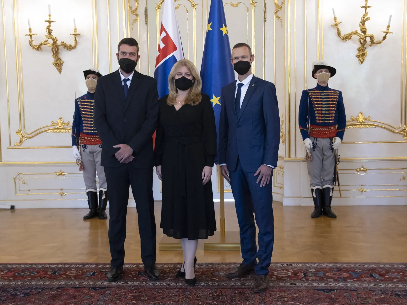 Na snímke uprostred prezidentka SR Zuzana Čaputová, vpravo chodec Matej Tóth a vľavo jeho bývalý tréner Matej Spišiak počas prijatia pri príležitosti ukončenia jeho aktívnej športovej kariéry v Prezidentskom paláci v Bratislave v piatok 8. októbra 2021.