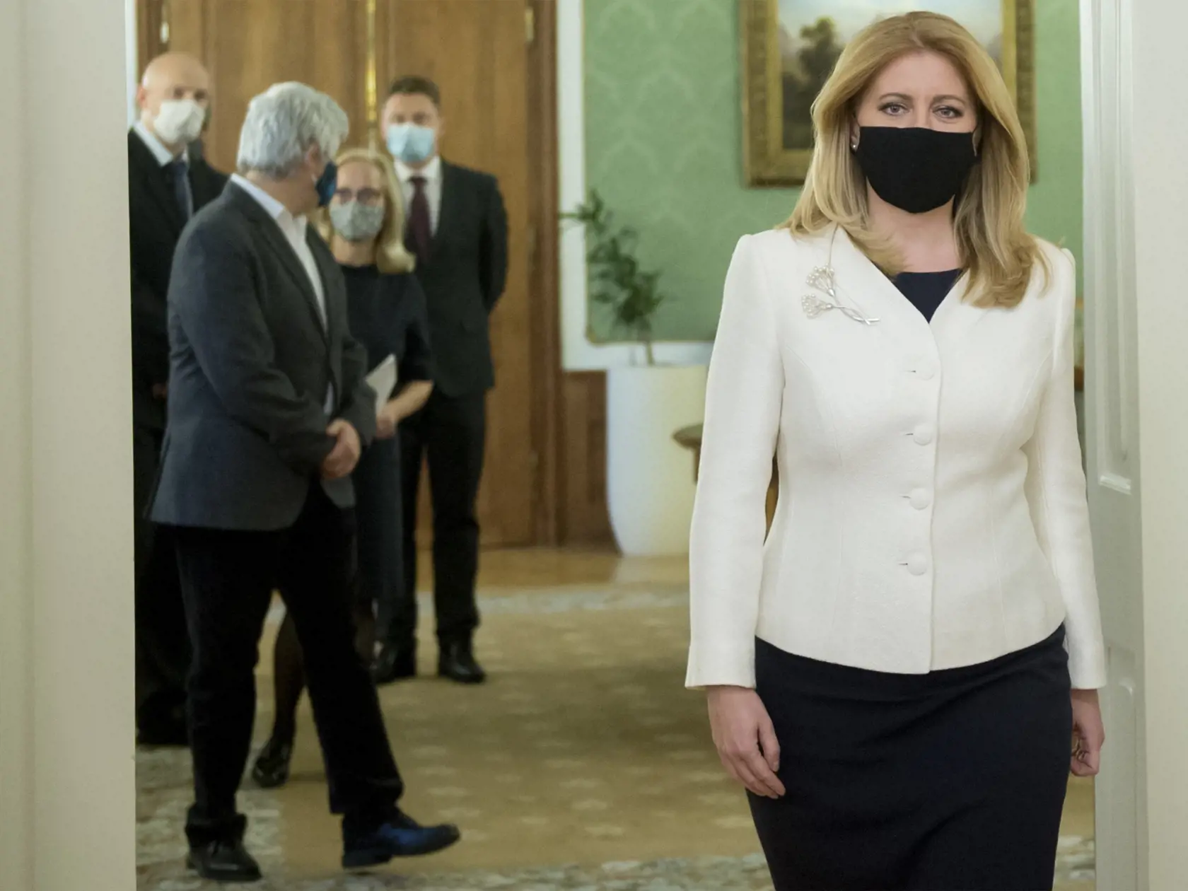 Prezidentka SR Zuzana Čapútová prichádza na tlačovú konferenciu po rokovaní s expertmi v súvislosti s aktuálnou  pandemickou situáciou a celoplošným testovaním. Na tlačovej konferencii sa zúčastnili, Pavol Čekan (chemik, MultiplexDX), Peter Vislojaský (lekár FN Nitra, predseda LOZ), Vladimír Krčméry (onkológ, infektológ a tropický lekár, prednosta Mikrobiologického ústavu LF UK a rektor VŠ sv. Alžbety), Boris Klempa (virológ, Biomedicínske centrum SAV) a Silvia Pastoreková .