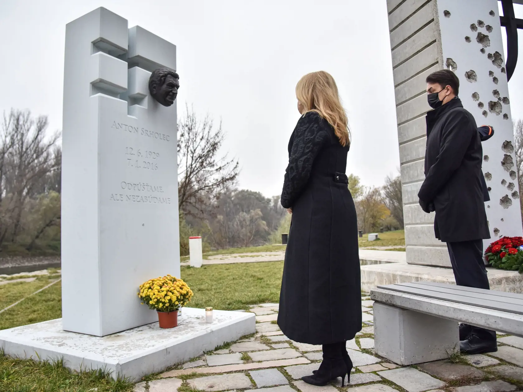 Na snímke prezidentka SR Zuzana Čaputová (vľavo) a jej partner Juraj Rizman (vpravo) počas položenia venca k pamätníku Brána slobody na Devíne v Deň boja za slobodu a demokraciu, 17. novembra 2021 v Bratislave.