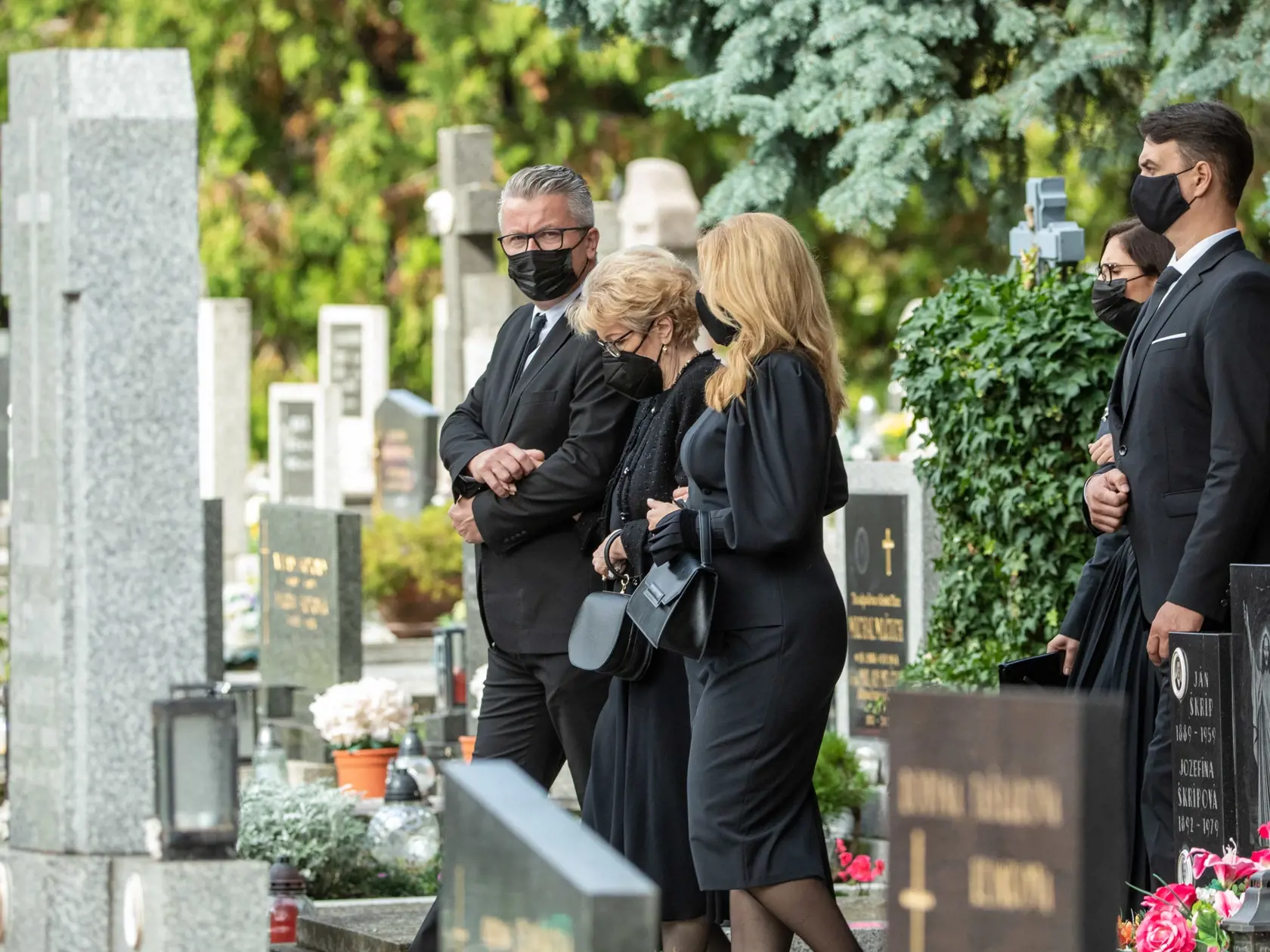 Na snímke je pohreb otca prezidentky Zuzany Čaputovej Štefana Strapáka na cintoríne v Pezinku.