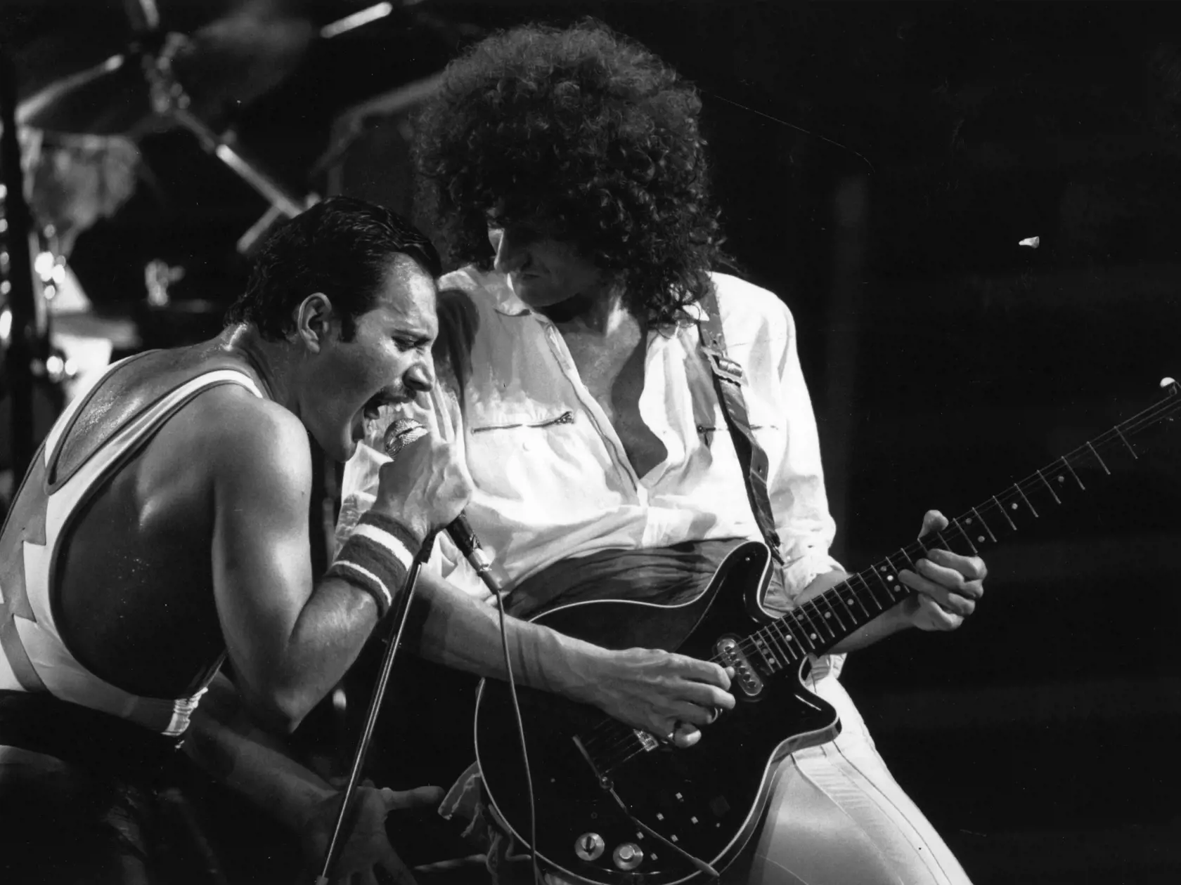 Freddie Mercury a gitarista Brian May.