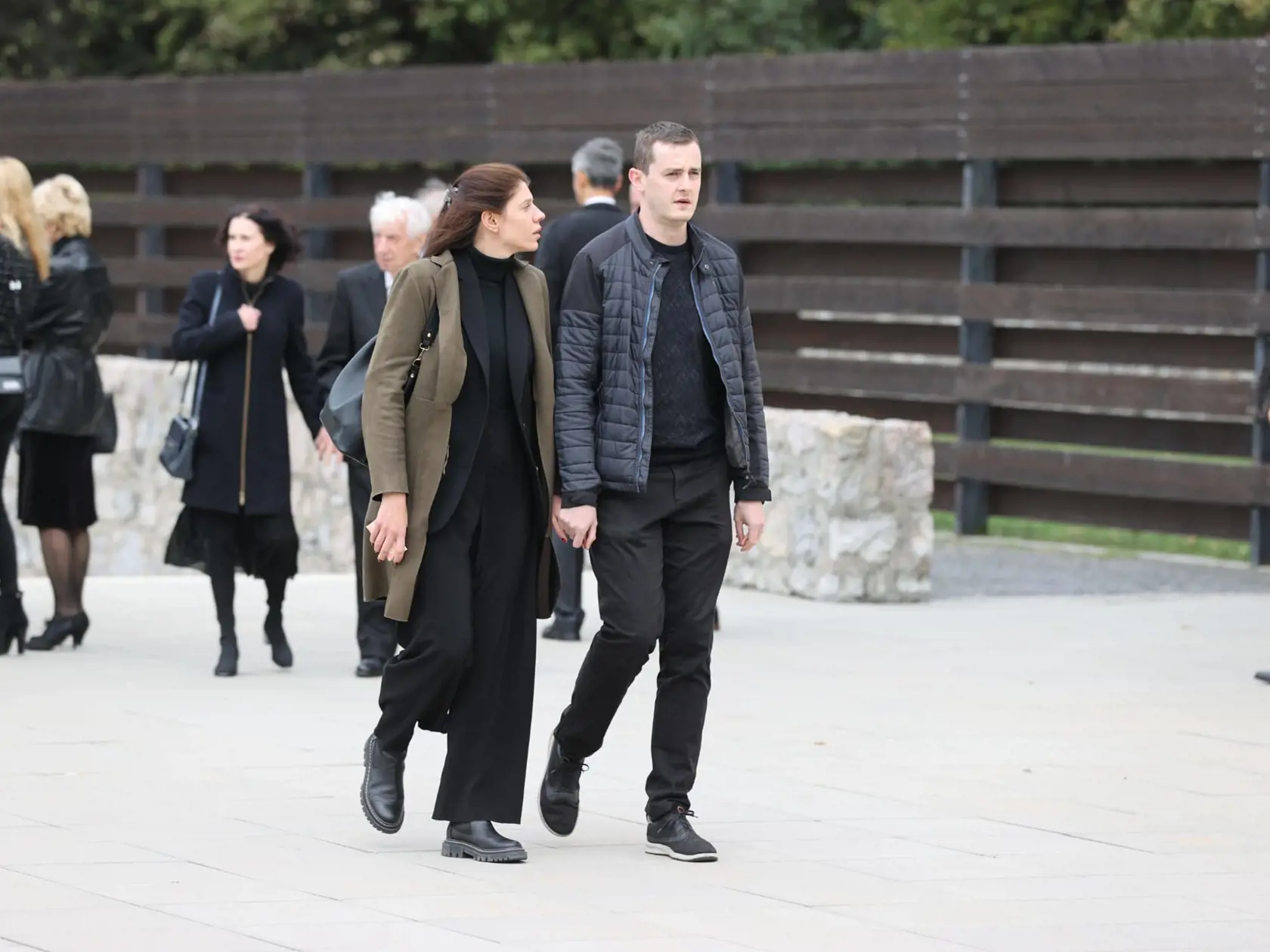 Posledná rozlúčka s Ivanom Kočnerom. Prišli viaceré známe osobnosti, medzi nimi aj režisér Anton Šulík či hudobník a herec Roman Féder.