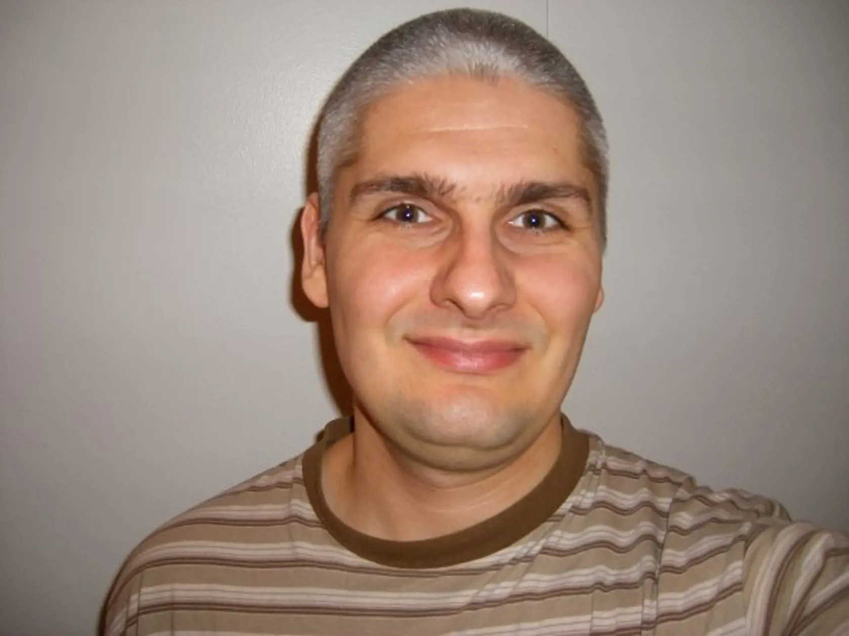 Takto vyzeral po ostrihaní prefarbených vlasov.
