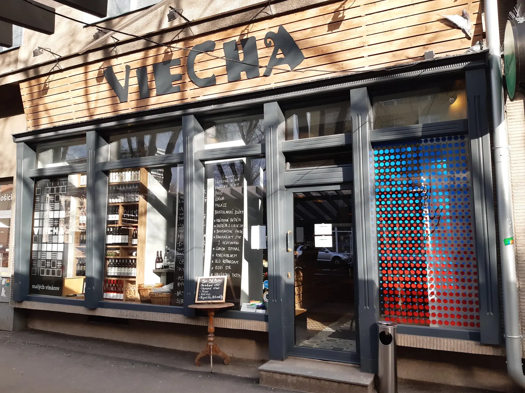 Viecha malých vinárov funguje cez okienko.