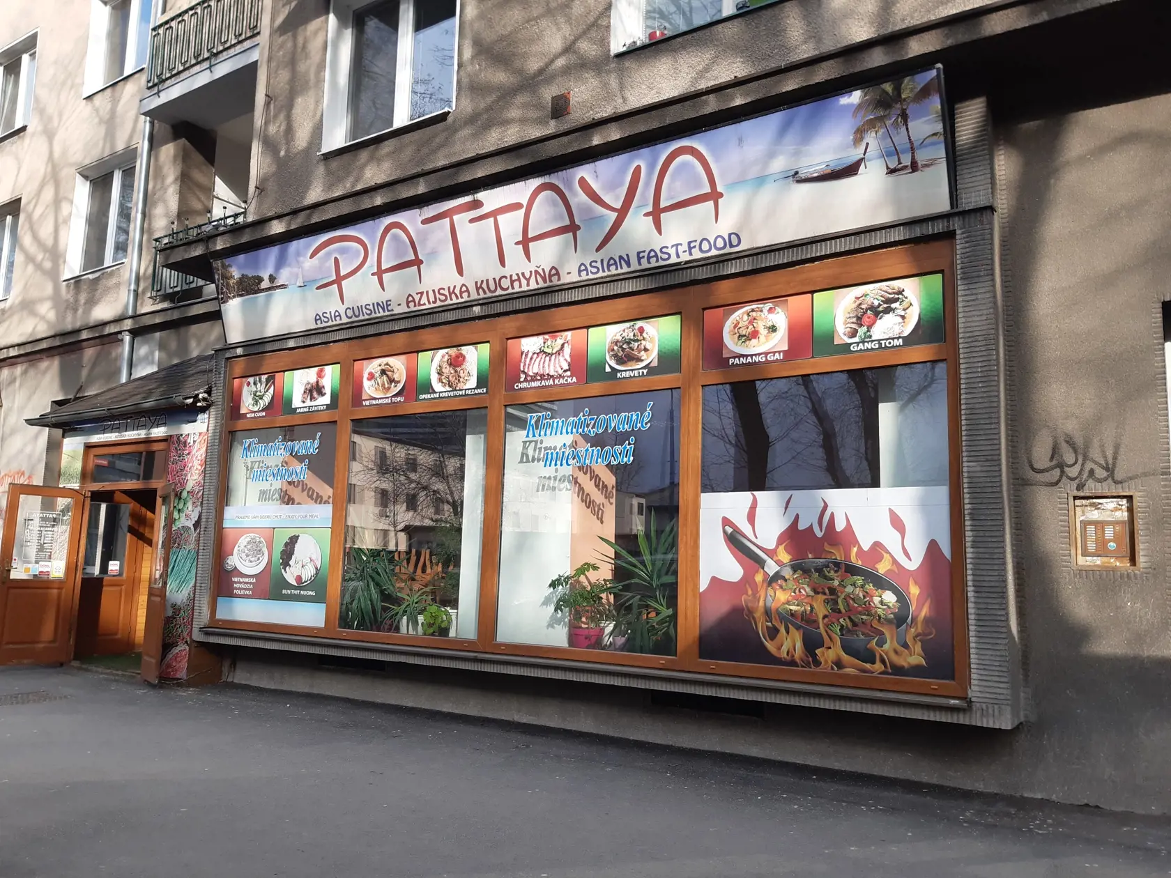 Gastro funguje cez okienko a na rozvoz.