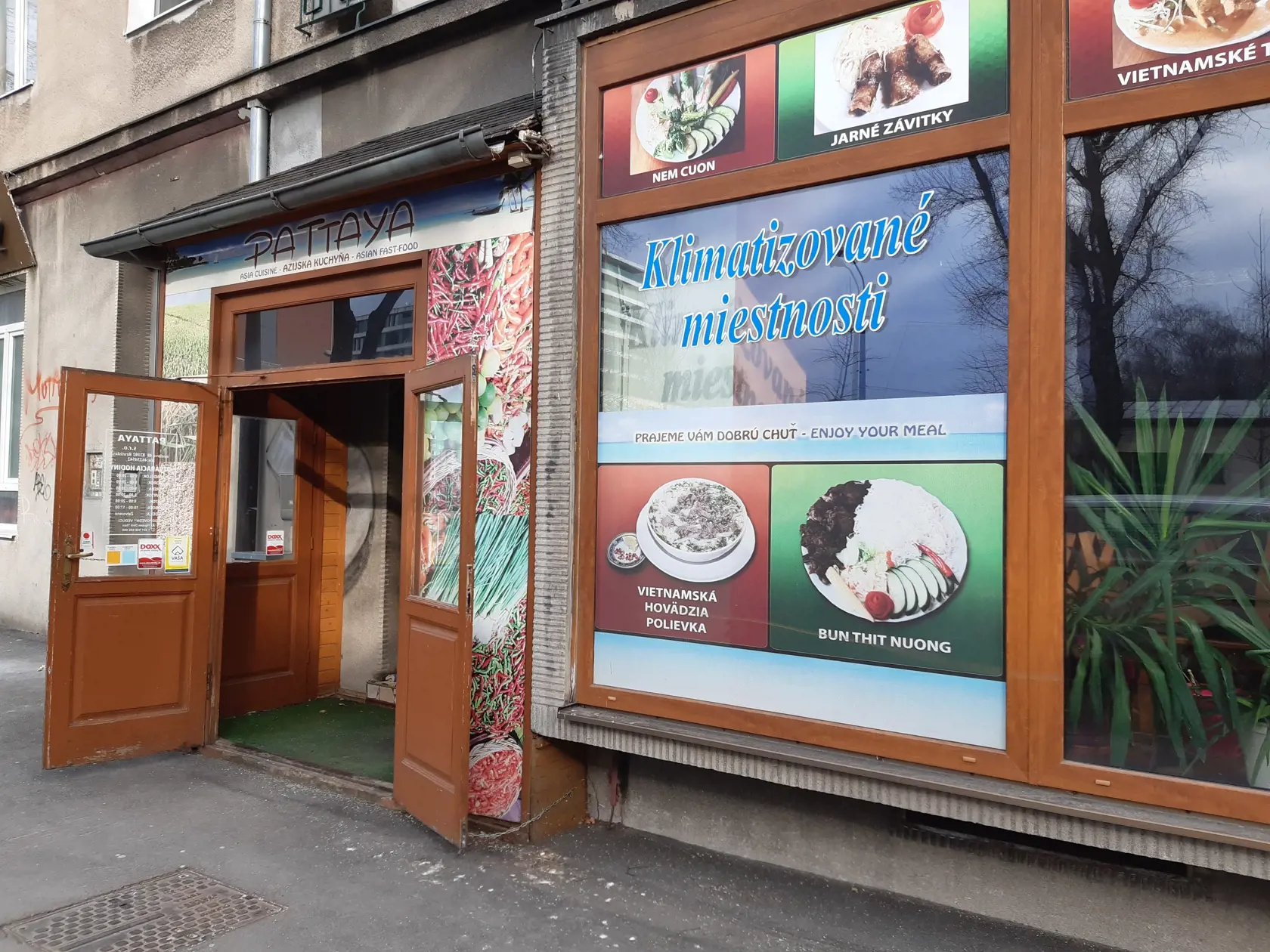 Gastro funguje cez okienko a na rozvoz.
