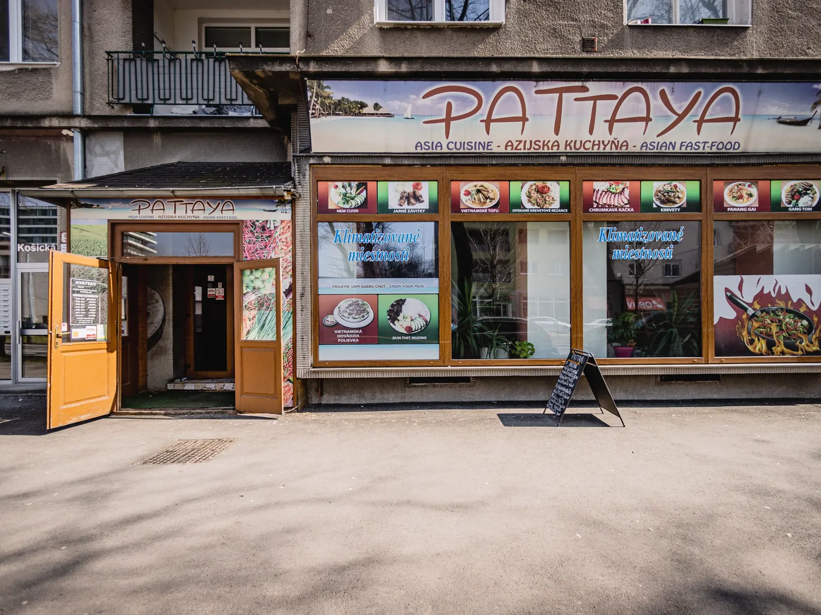Gastro prevádzky na Košickej ulici v Bratislave fungujú len cez okienko alebo na rozvoz.
