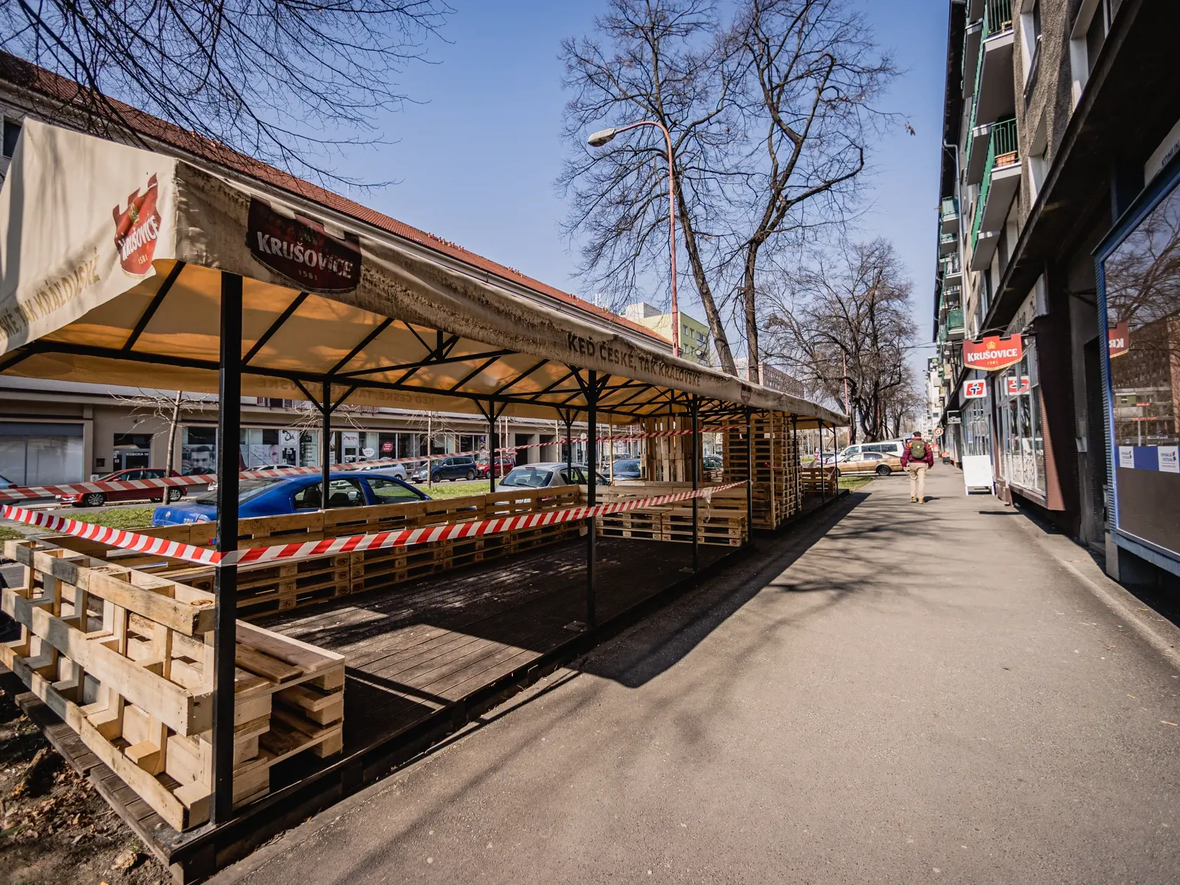 Gastro prevádzky na Košickej ulici v Bratislave fungujú len cez okienko, terasy sú zatvorené.