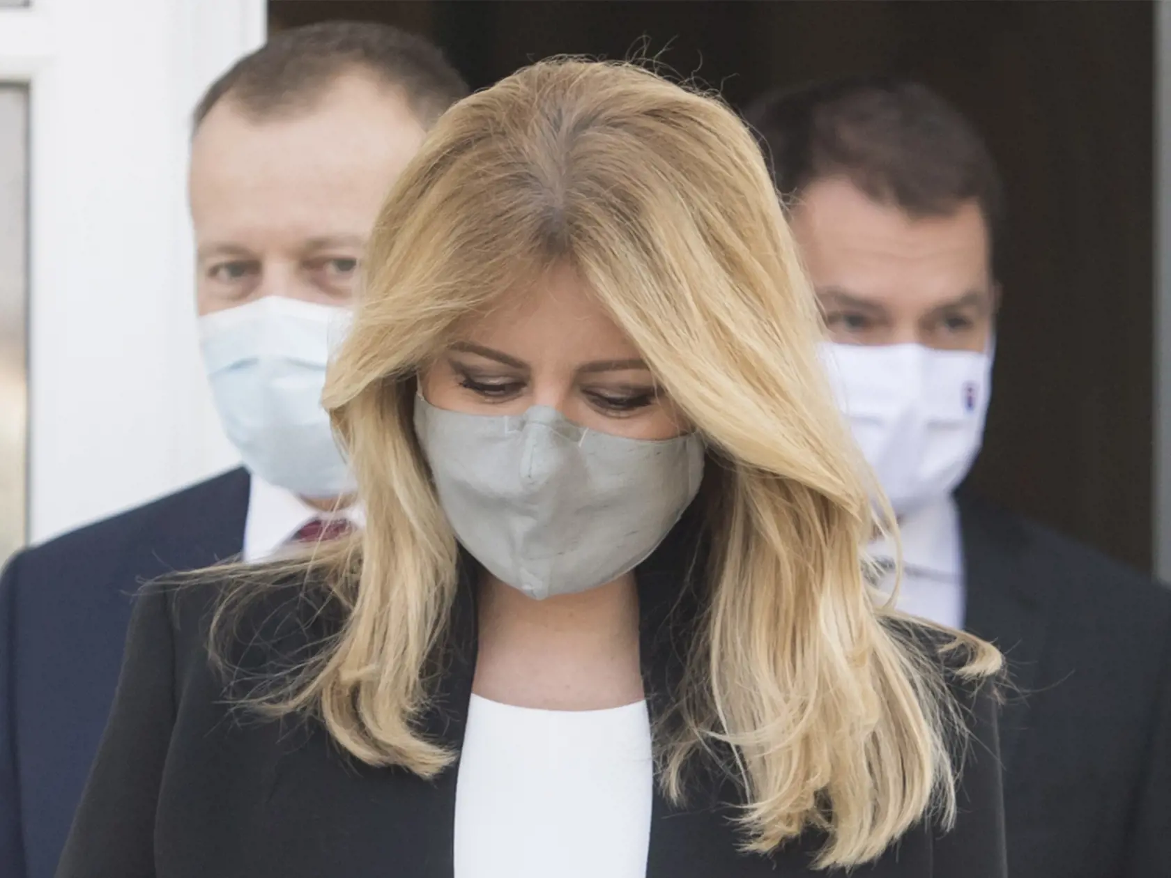 Prezidentka SR Zuzana Čaputová (uprostred) prijala predsedu vlády SR Igora Matoviča (vpravo) a predsedu Národnej rady SR Borisa Kollára (vľavo) v Bratislave 6. apríla 2020. FOTO TASR - Martin Baumann